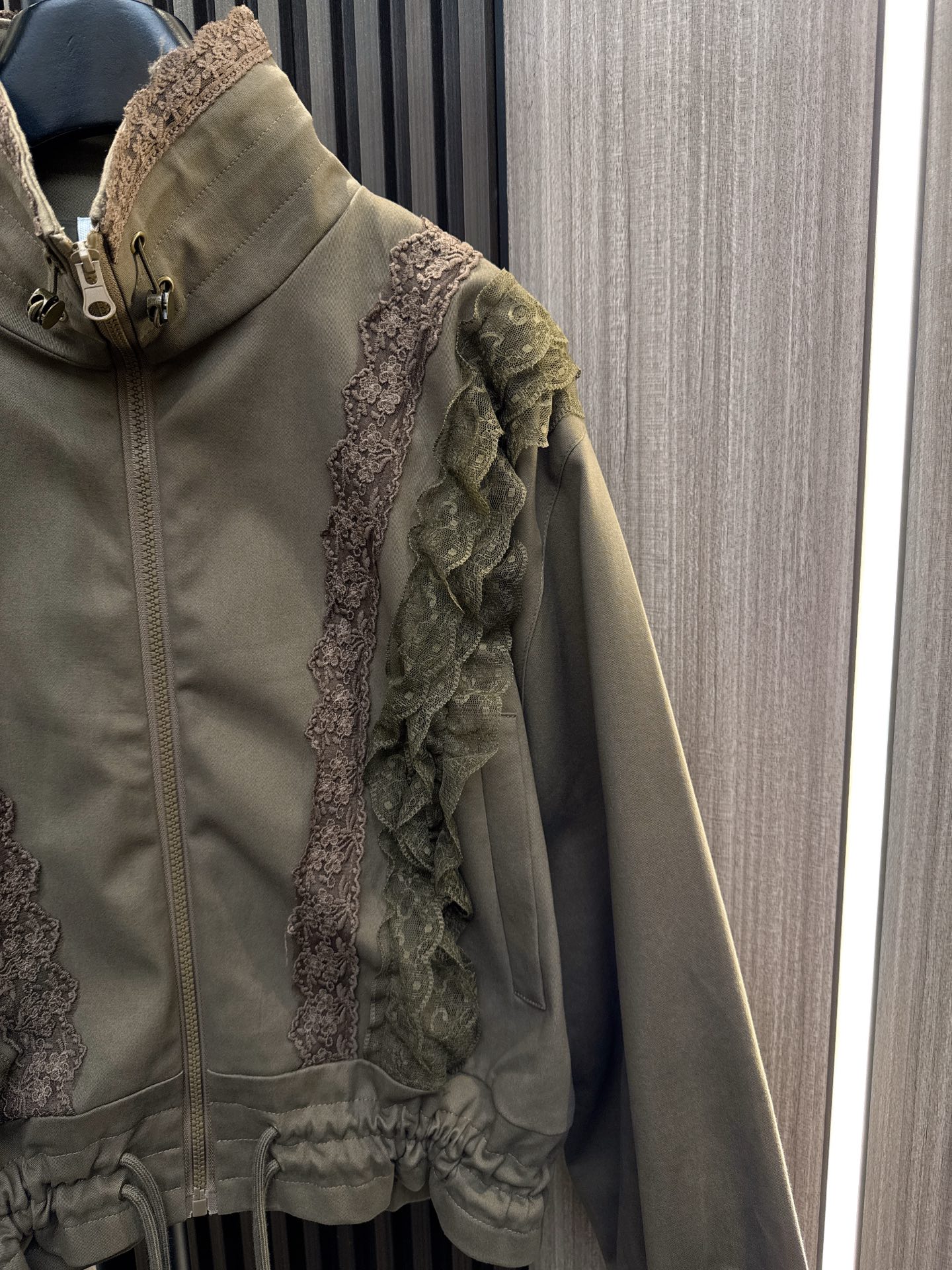 ✨✨✨MM6✨✨✨2025秋冬新款💫 【MM6下摆抽绳蕾丝花边拉链外套】✨下摆抽绳设计自由调节松紧，蕾丝