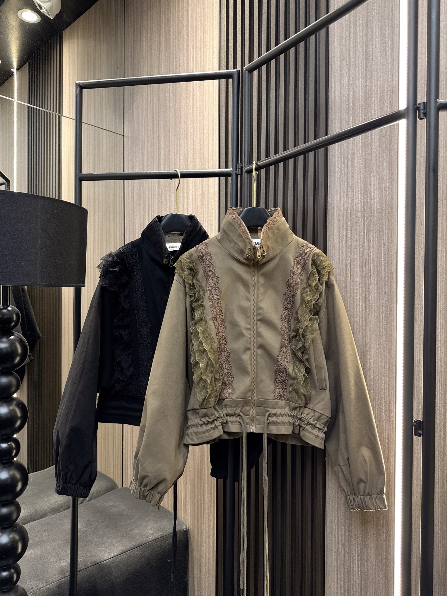 ✨✨✨MM6✨✨✨2025秋冬新款💫 【MM6下摆抽绳蕾丝花边拉链外套】✨下摆抽绳设计自由调节松紧，蕾丝