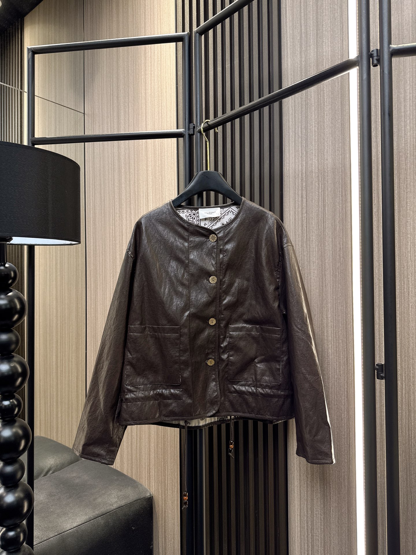 ✨✨✨伊莎贝尔✨✨✨2025秋冬新款💫 PU圆领大口袋外套来袭！✨ 简约圆领设计+超能装大口袋，搭配下摆