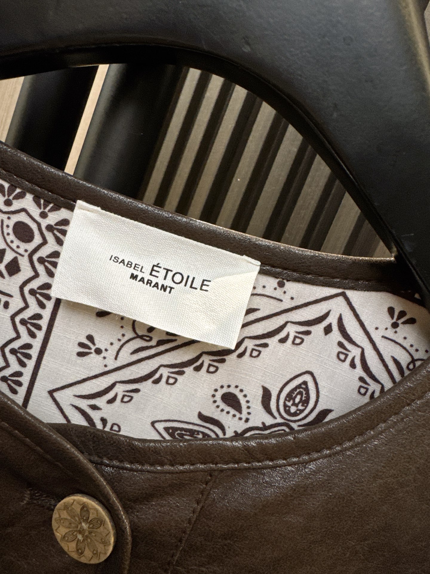 ✨✨✨伊莎贝尔✨✨✨2025秋冬新款💫 PU圆领大口袋外套来袭！✨ 简约圆领设计+超能装大口袋，搭配下摆