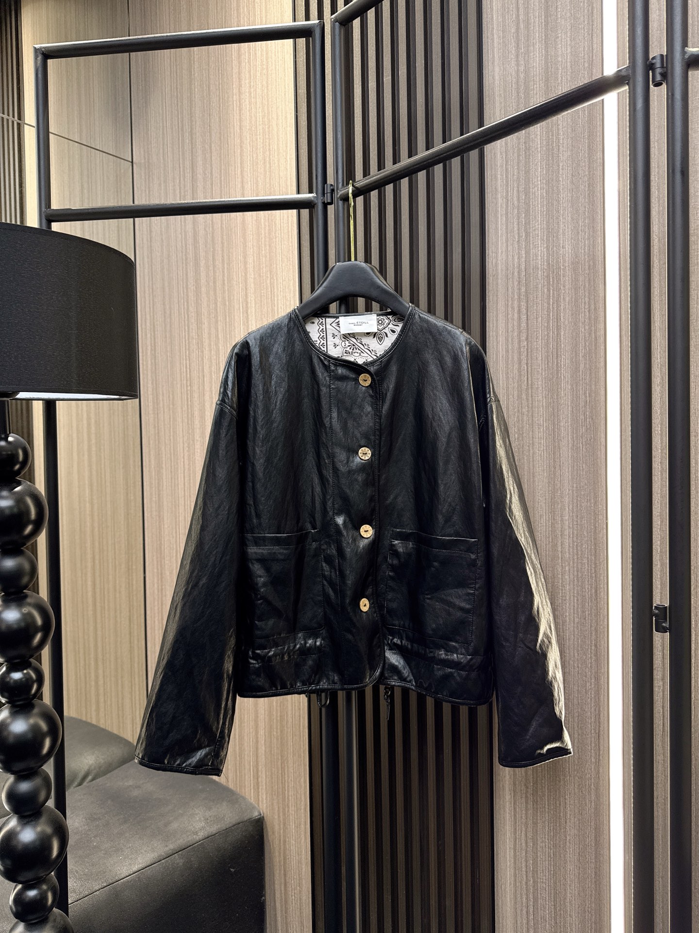 ✨✨✨伊莎贝尔✨✨✨2025秋冬新款💫 PU圆领大口袋外套来袭！✨ 简约圆领设计+超能装大口袋，搭配下摆