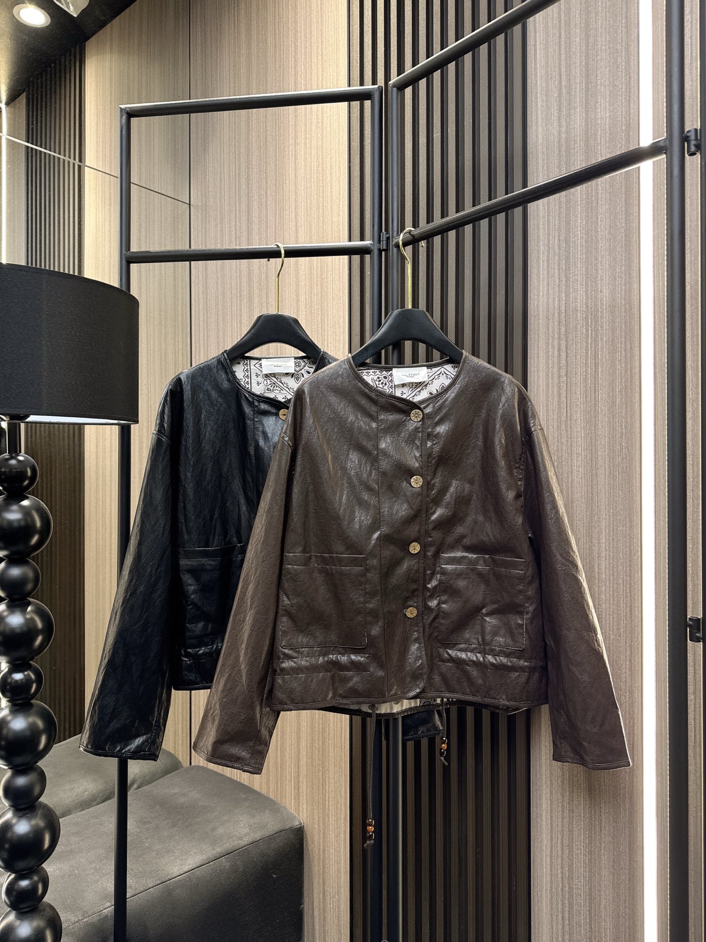 ✨✨✨伊莎贝尔✨✨✨2025秋冬新款💫 PU圆领大口袋外套来袭！✨ 简约圆领设计+超能装大口袋，搭配下摆