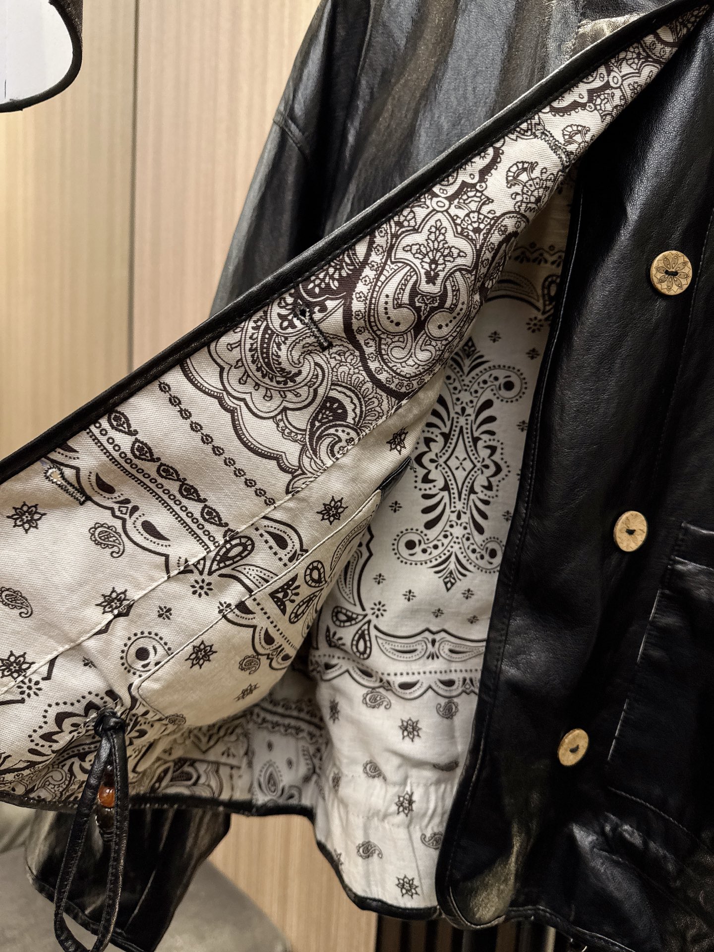 ✨✨✨伊莎贝尔✨✨✨2025秋冬新款💫 PU圆领大口袋外套来袭！✨ 简约圆领设计+超能装大口袋，搭配下摆