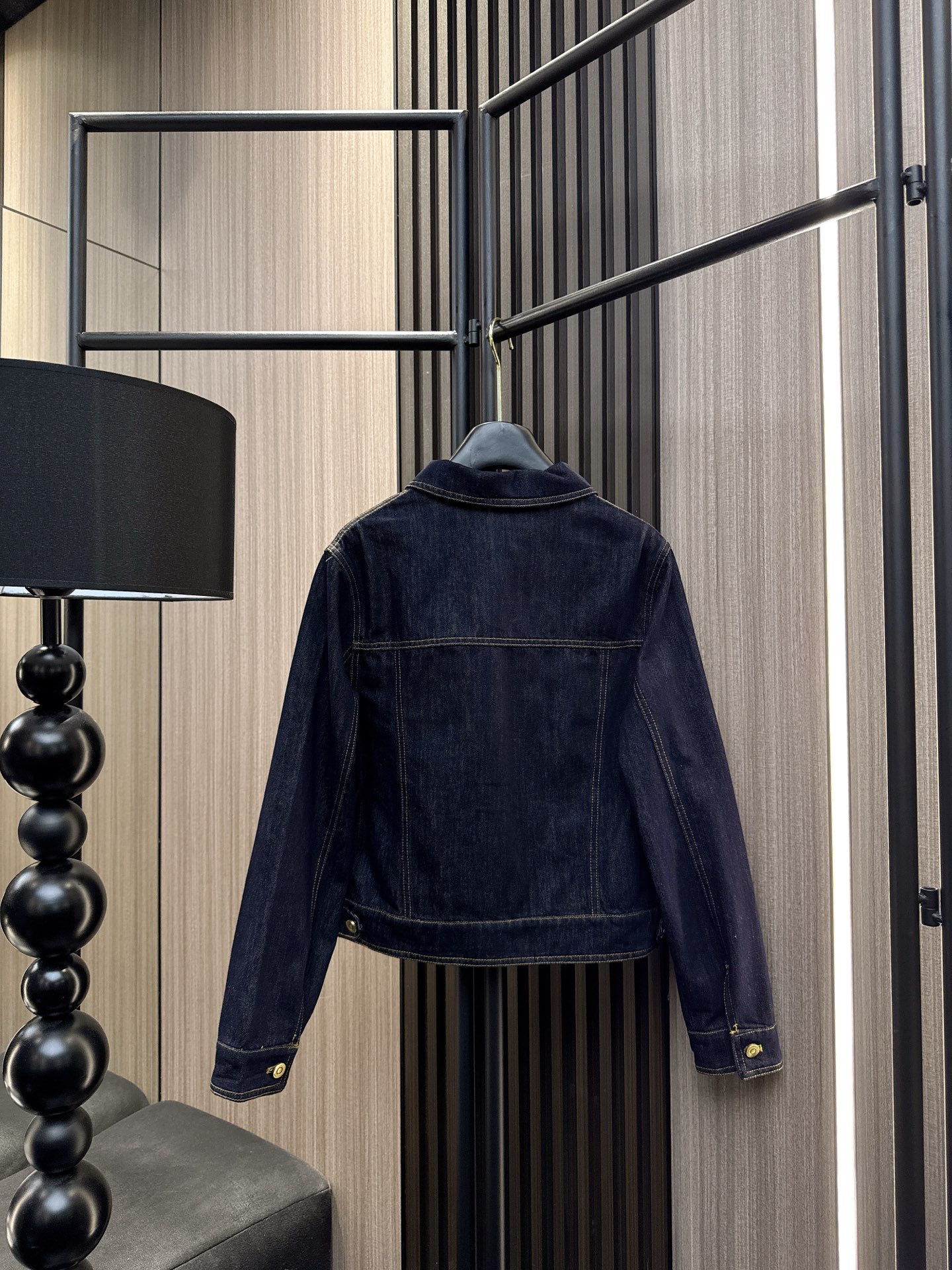 ✨✨✨伊莎贝尔✨✨✨2025秋冬新款💫 【复古时髦必备】撞色刺绣翻领牛仔外套惊喜上新！✨ 采用立体感十足