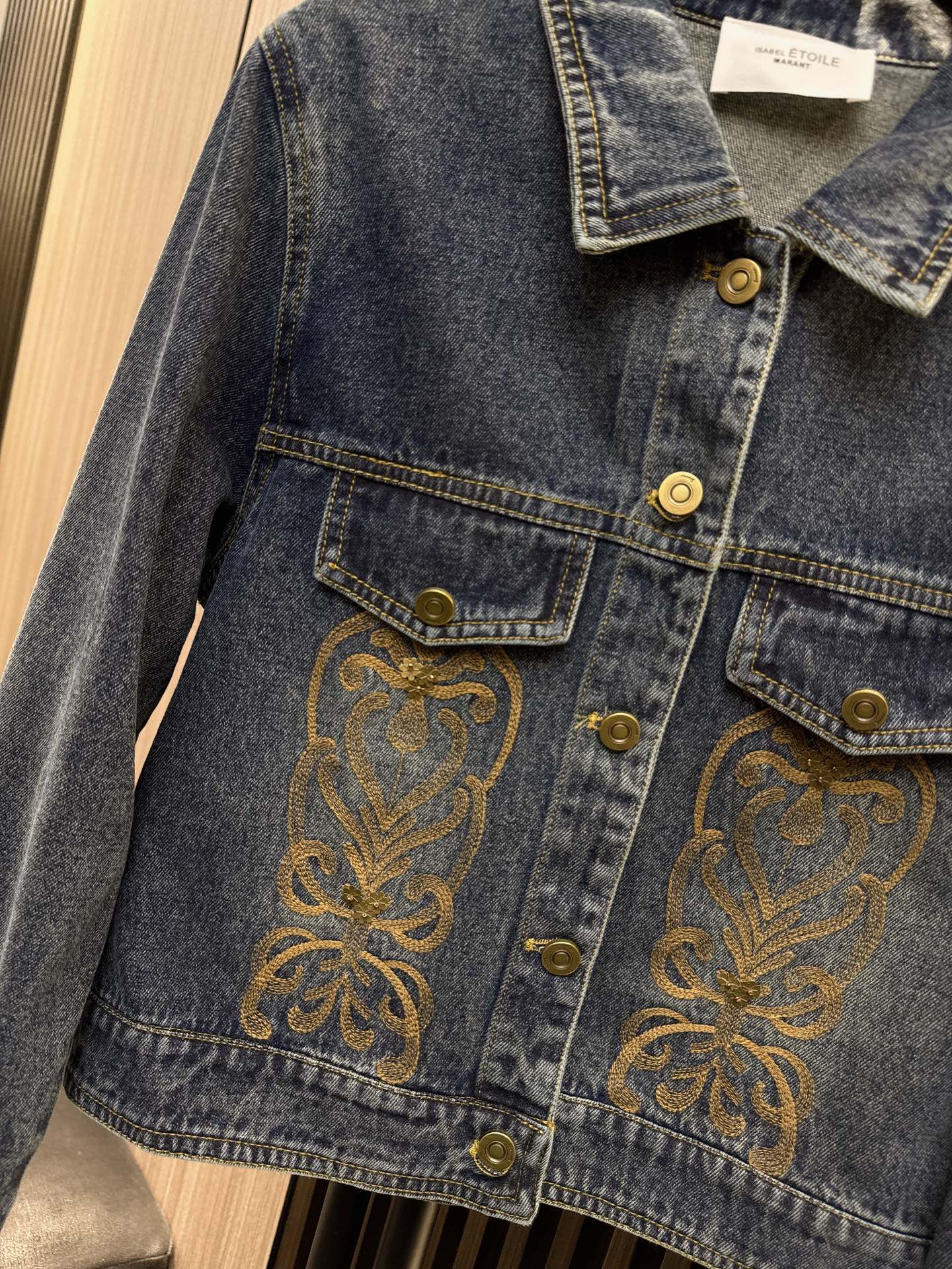 ✨✨✨伊莎贝尔✨✨✨2025秋冬新款💫 【复古时髦必备】撞色刺绣翻领牛仔外套惊喜上新！✨ 采用立体感十足