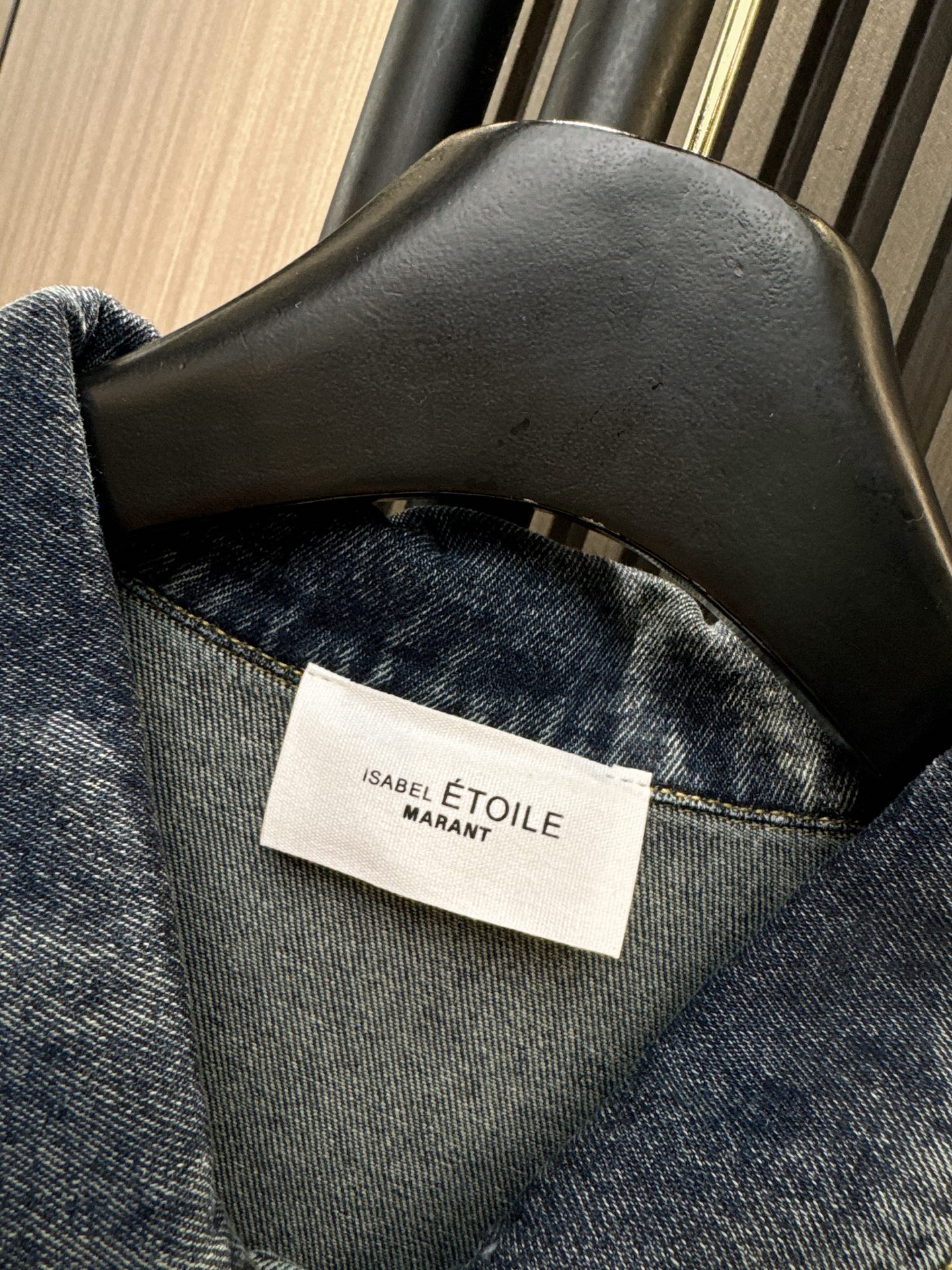 ✨✨✨伊莎贝尔✨✨✨2025秋冬新款💫 【复古时髦必备】撞色刺绣翻领牛仔外套惊喜上新！✨ 采用立体感十足