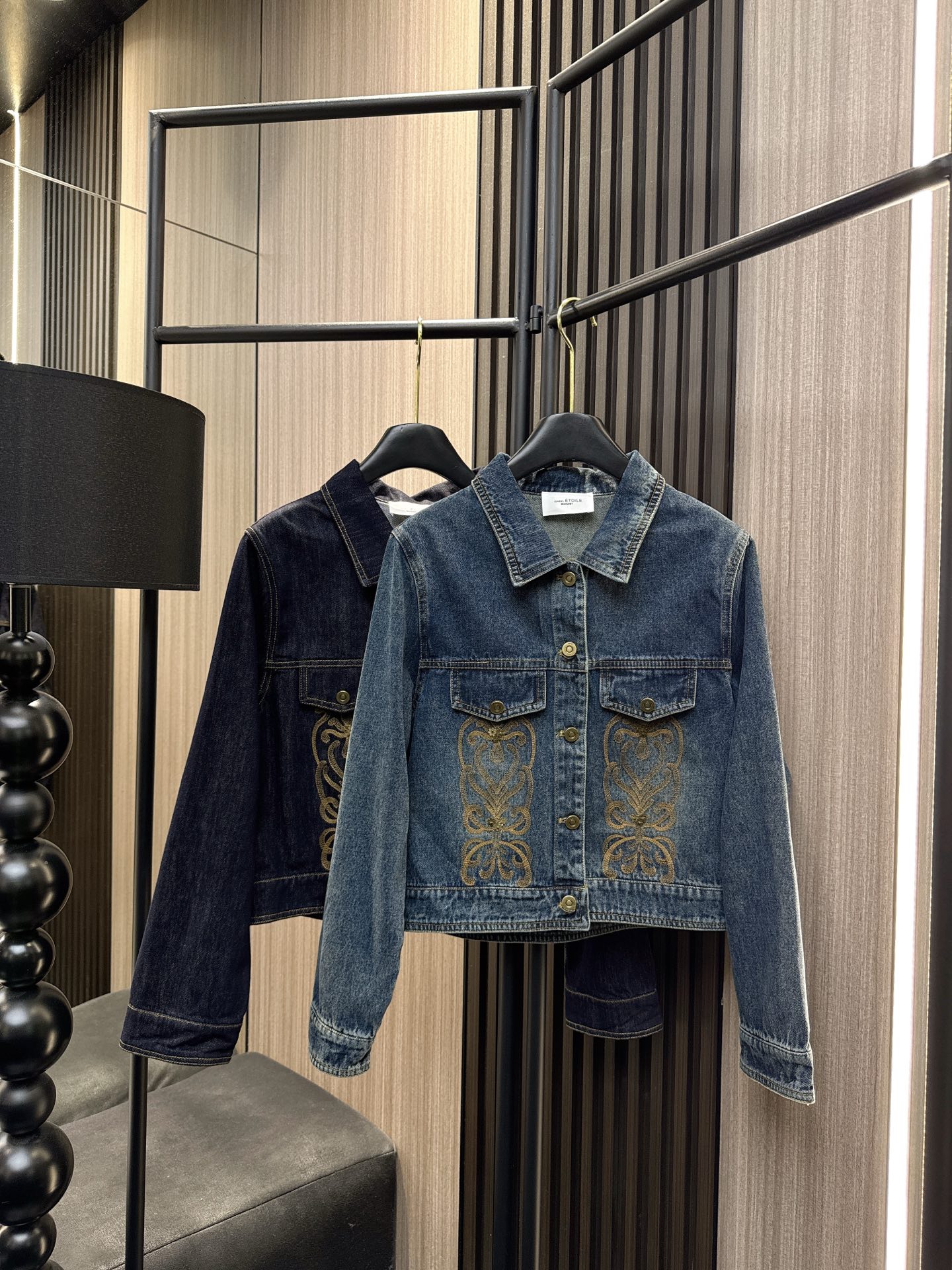 ✨✨✨伊莎贝尔✨✨✨2025秋冬新款💫 【复古时髦必备】撞色刺绣翻领牛仔外套惊喜上新！✨ 采用立体感十足