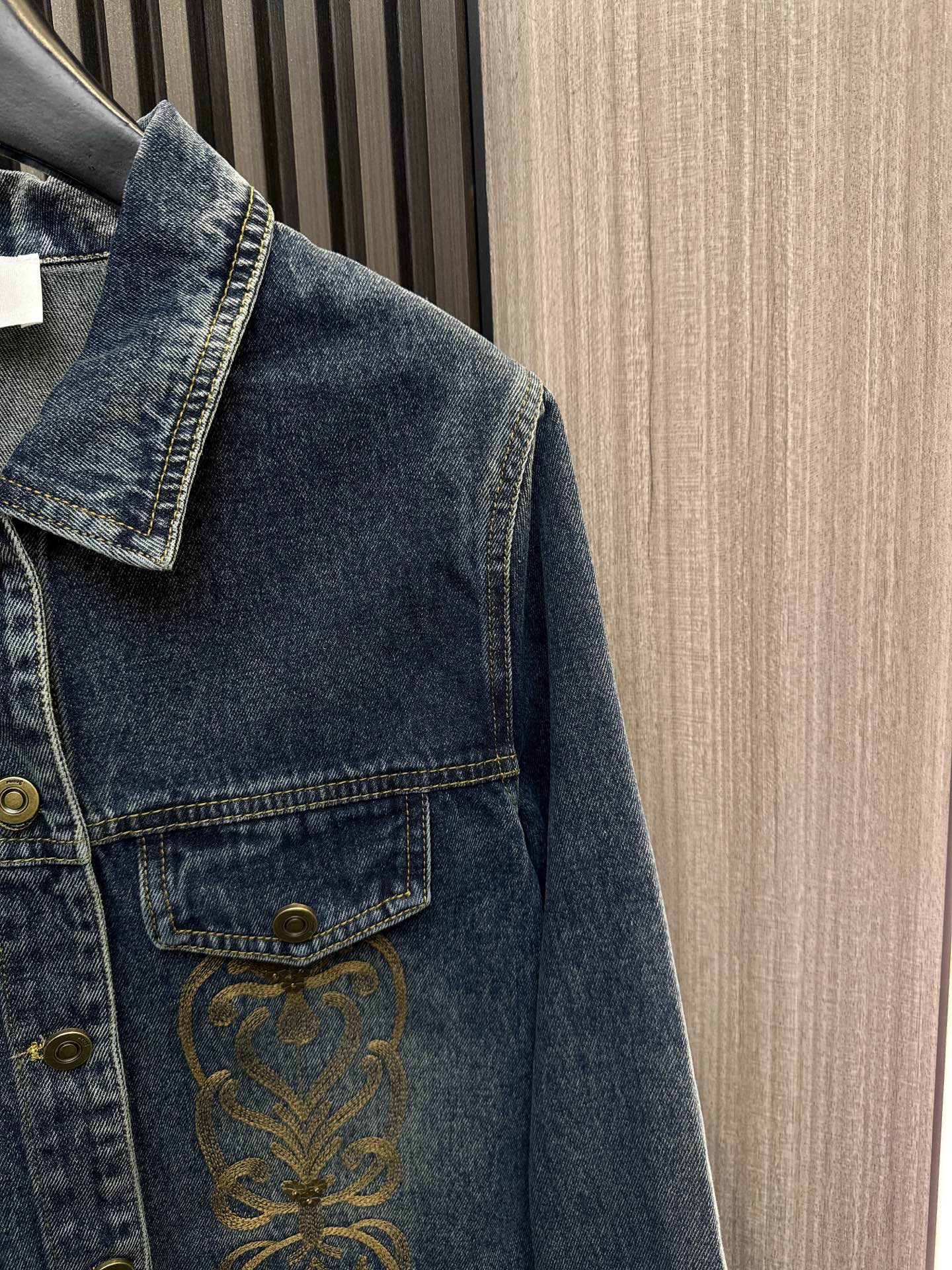 ✨✨✨伊莎贝尔✨✨✨2025秋冬新款💫 【复古时髦必备】撞色刺绣翻领牛仔外套惊喜上新！✨ 采用立体感十足