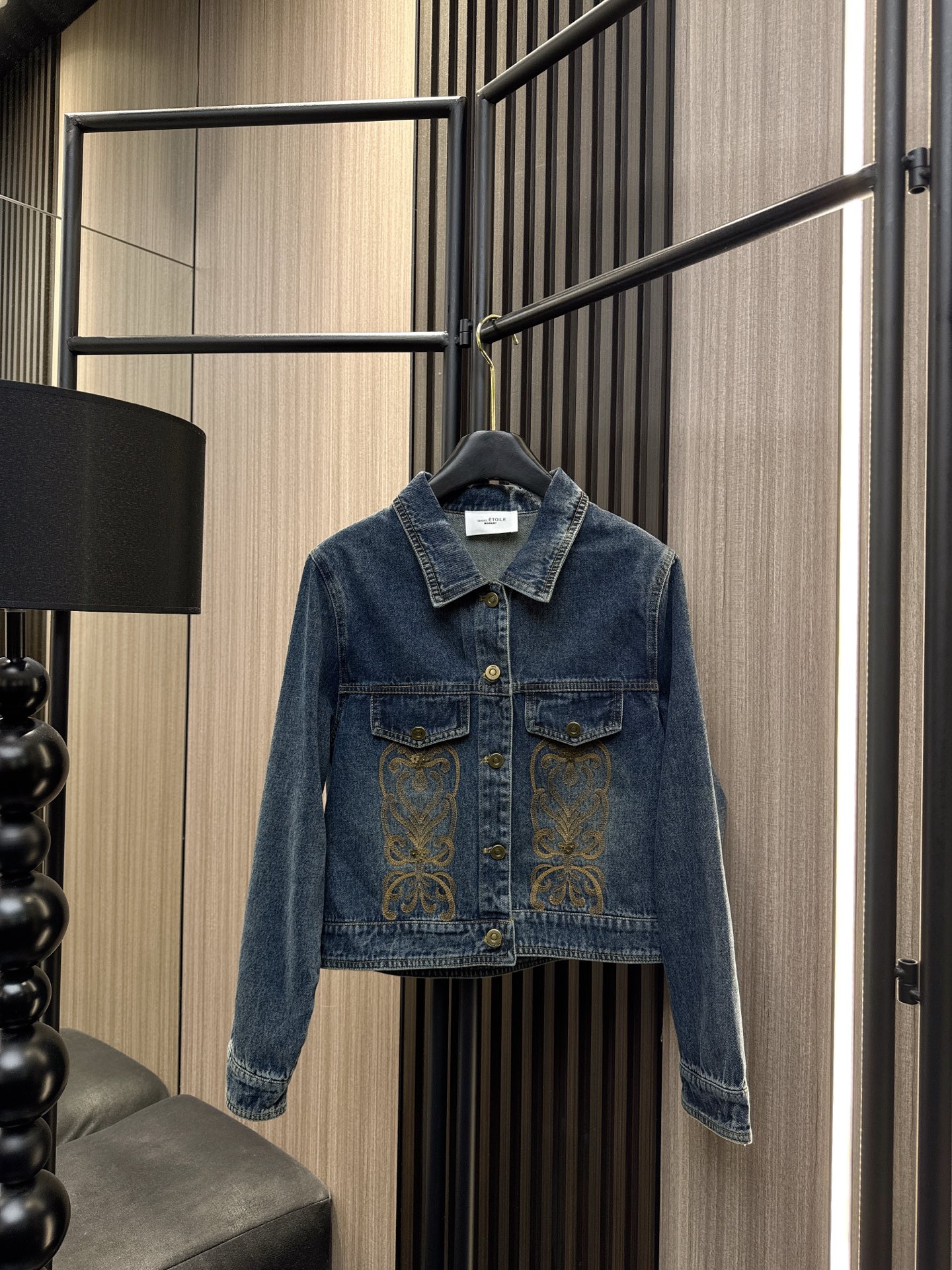 ✨✨✨伊莎贝尔✨✨✨2025秋冬新款💫 【复古时髦必备】撞色刺绣翻领牛仔外套惊喜上新！✨ 采用立体感十足