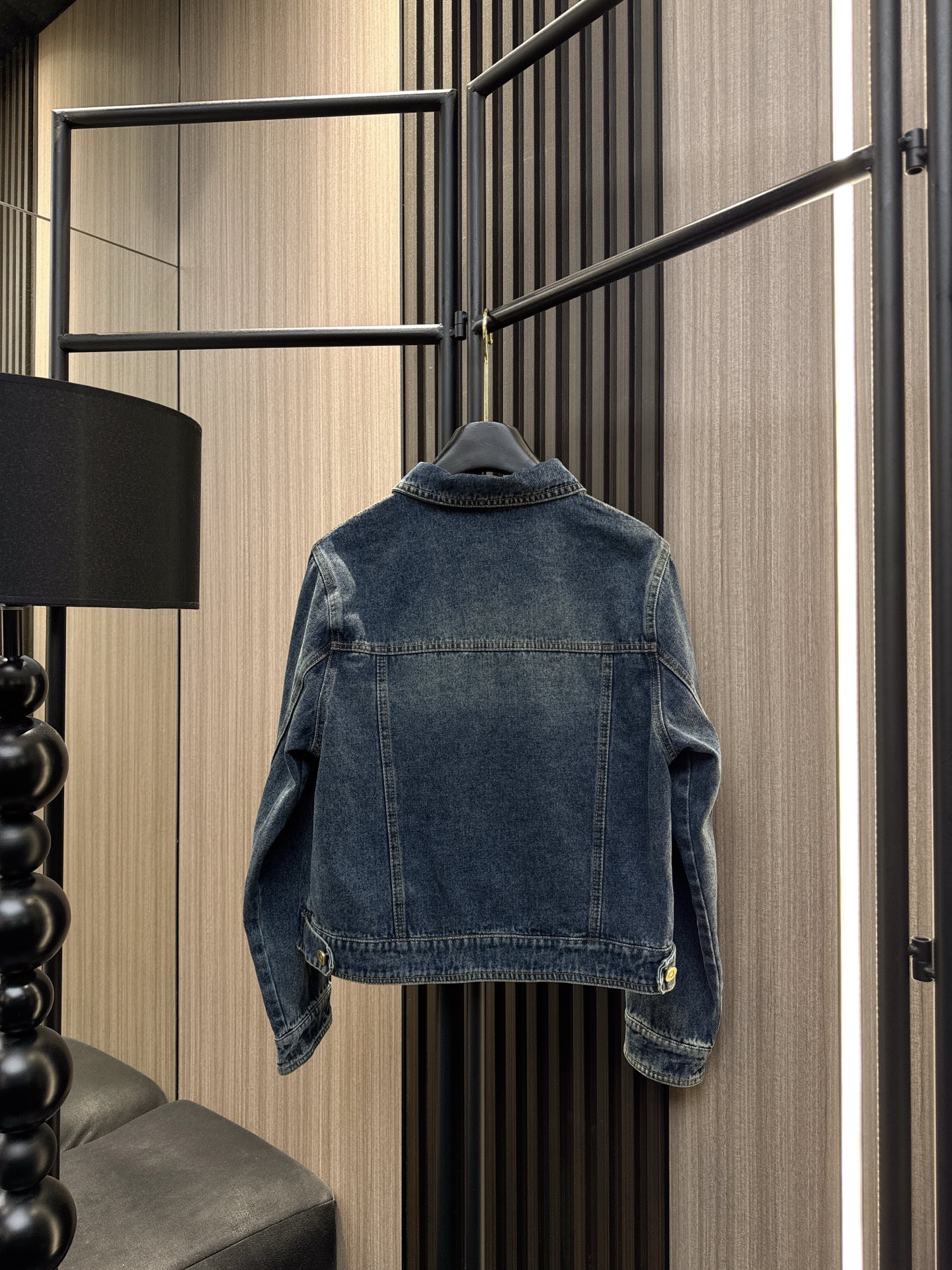 ✨✨✨伊莎贝尔✨✨✨2025秋冬新款💫 【复古时髦必备】撞色刺绣翻领牛仔外套惊喜上新！✨ 采用立体感十足