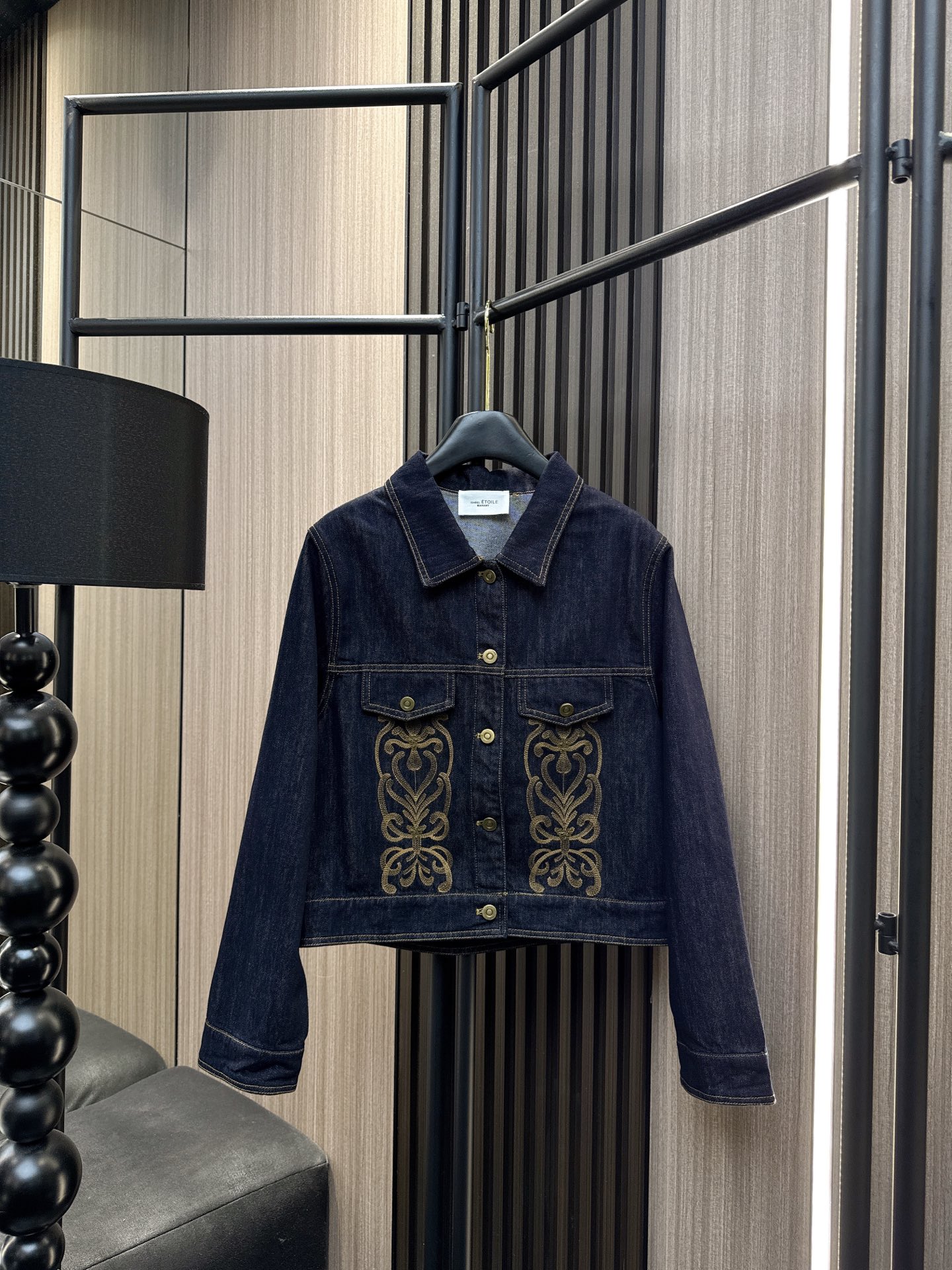 ✨✨✨伊莎贝尔✨✨✨2025秋冬新款💫 【复古时髦必备】撞色刺绣翻领牛仔外套惊喜上新！✨ 采用立体感十足