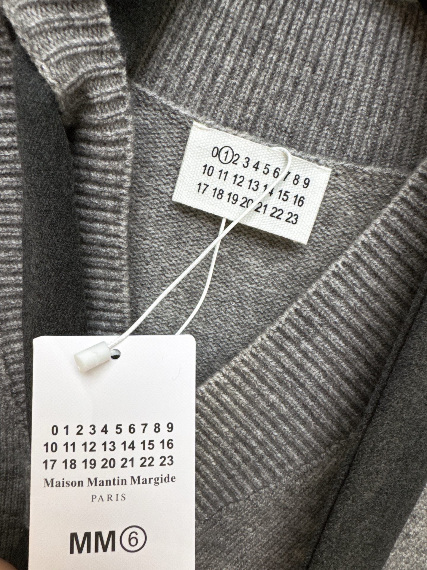 ✨✨✨玛吉拉✨✨✨2025秋冬新款💫 【玛吉拉秋冬新款】70%优质羊毛+30%亲肤棉混纺，撞色领带设计+