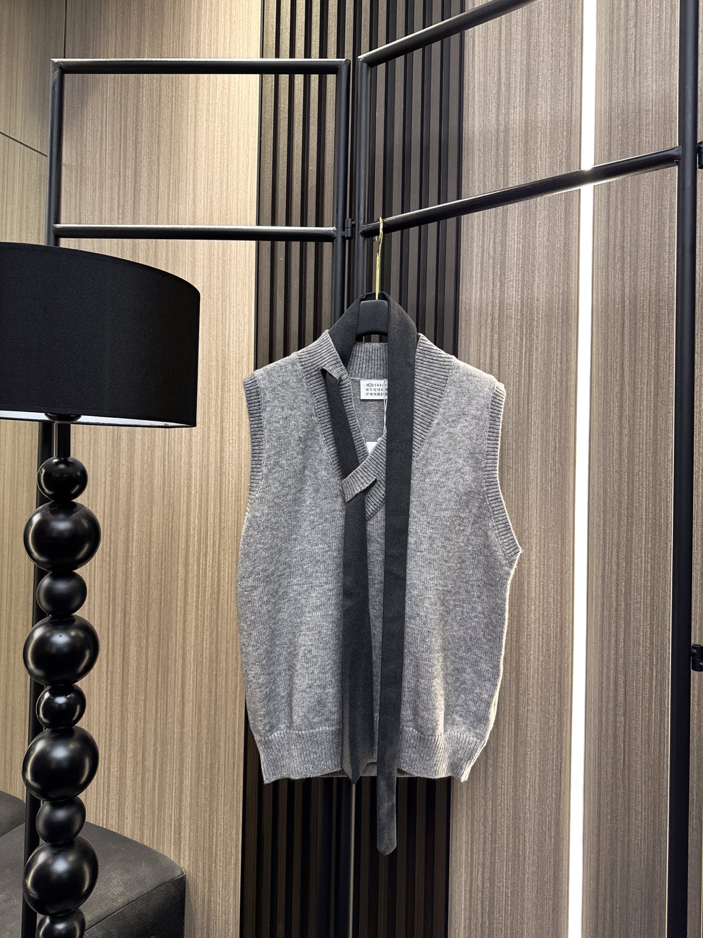 ✨✨✨玛吉拉✨✨✨2025秋冬新款💫 【玛吉拉秋冬新款】70%优质羊毛+30%亲肤棉混纺，撞色领带设计+