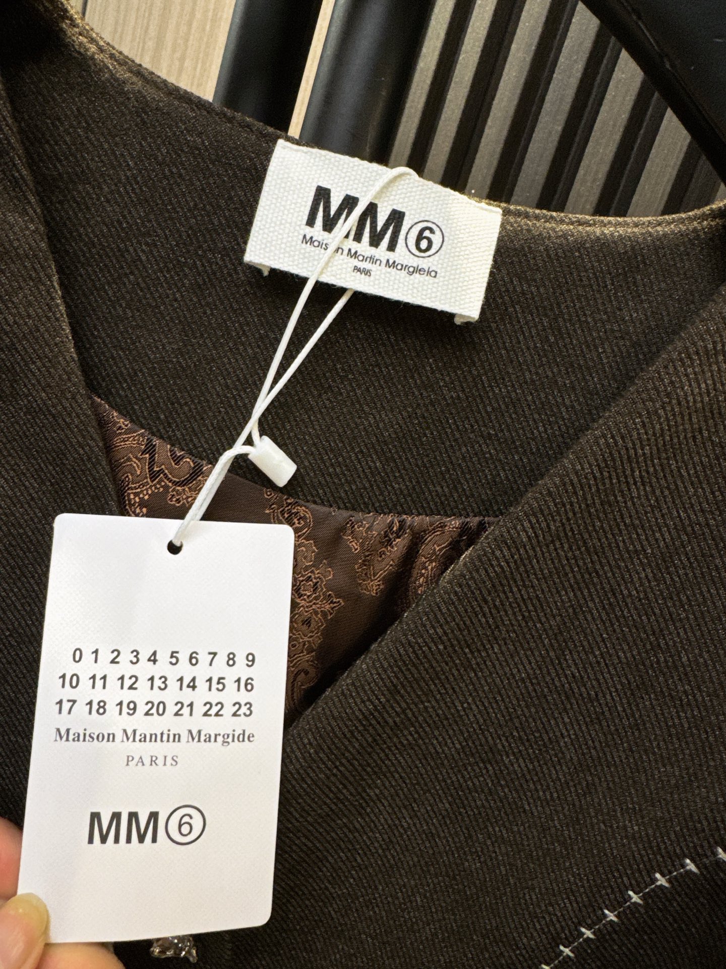 ✨✨✨MM6✨✨✨2025秋冬新款💫 30%羊毛+70%棉混纺马甲，质感与舒适度的完美平衡！重工纽扣细节