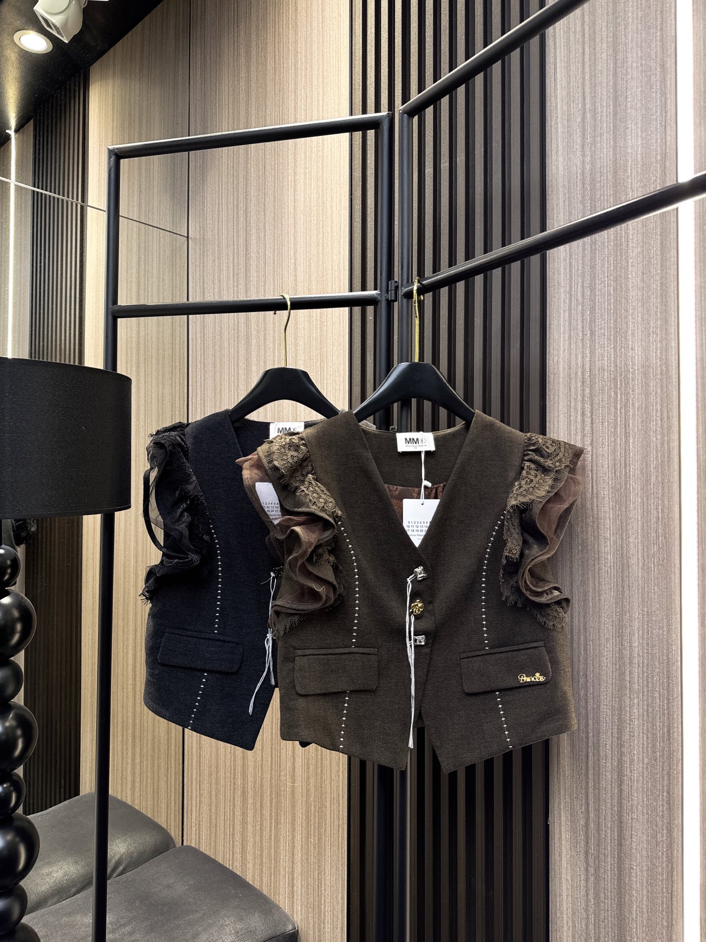 ✨✨✨MM6✨✨✨2025秋冬新款💫 30%羊毛+70%棉混纺马甲，质感与舒适度的完美平衡！重工纽扣细节