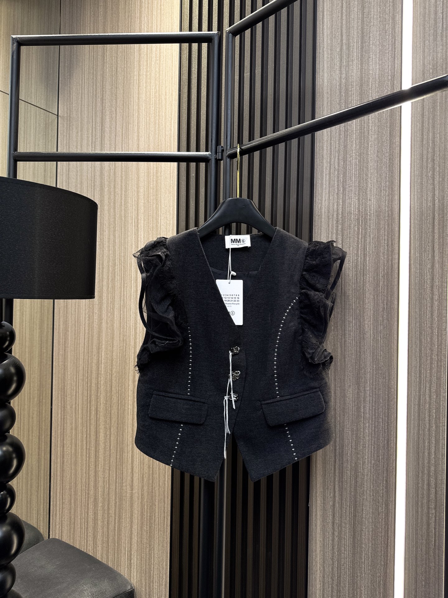 ✨✨✨MM6✨✨✨2025秋冬新款💫 30%羊毛+70%棉混纺马甲，质感与舒适度的完美平衡！重工纽扣细节