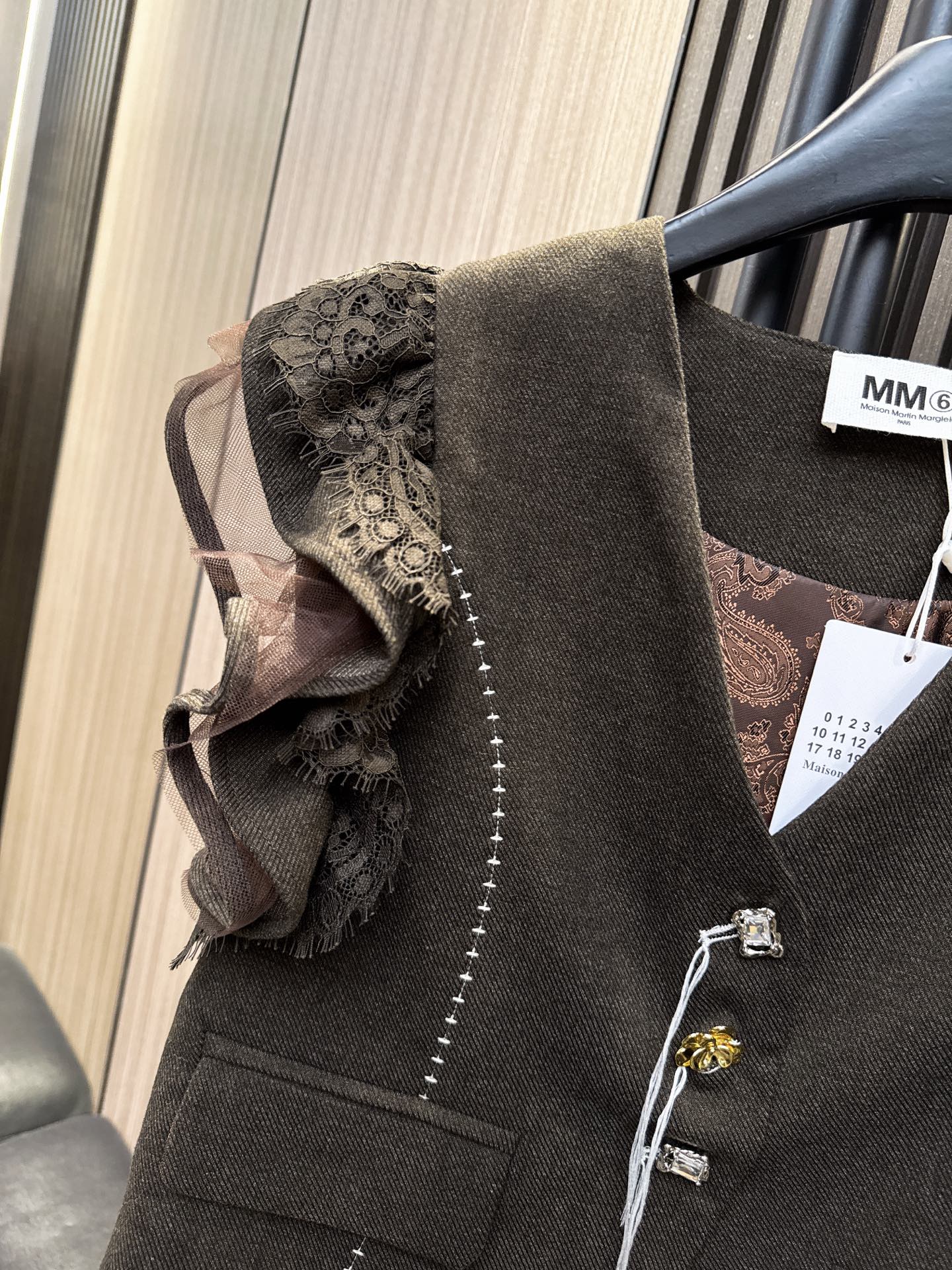 ✨✨✨MM6✨✨✨2025秋冬新款💫 30%羊毛+70%棉混纺马甲，质感与舒适度的完美平衡！重工纽扣细节