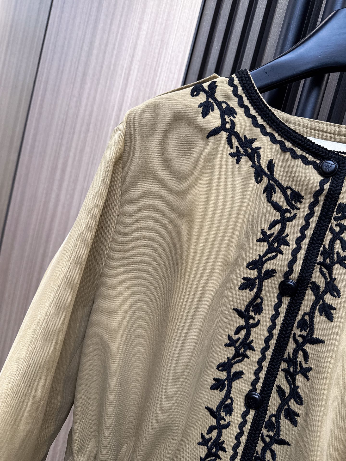 ✨✨✨伊莎贝尔✨✨✨2025秋冬新款💫 明线刺绣花边腰间抽绳圆领外套💫精选优质面料，精致刺绣细节，腰间抽