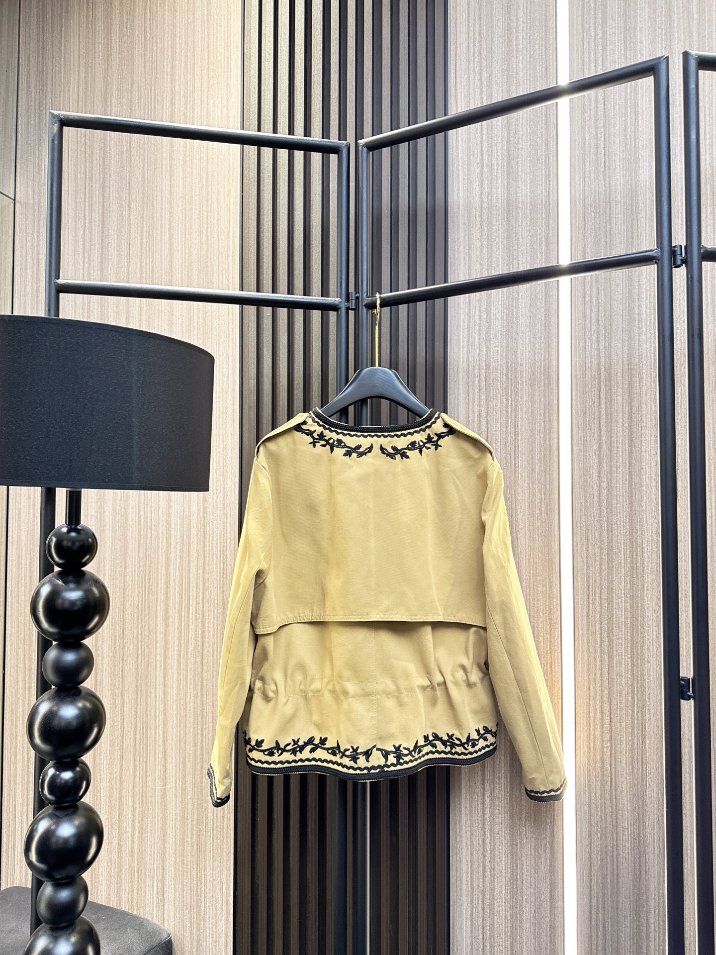 ✨✨✨伊莎贝尔✨✨✨2025秋冬新款💫 明线刺绣花边腰间抽绳圆领外套💫精选优质面料，精致刺绣细节，腰间抽