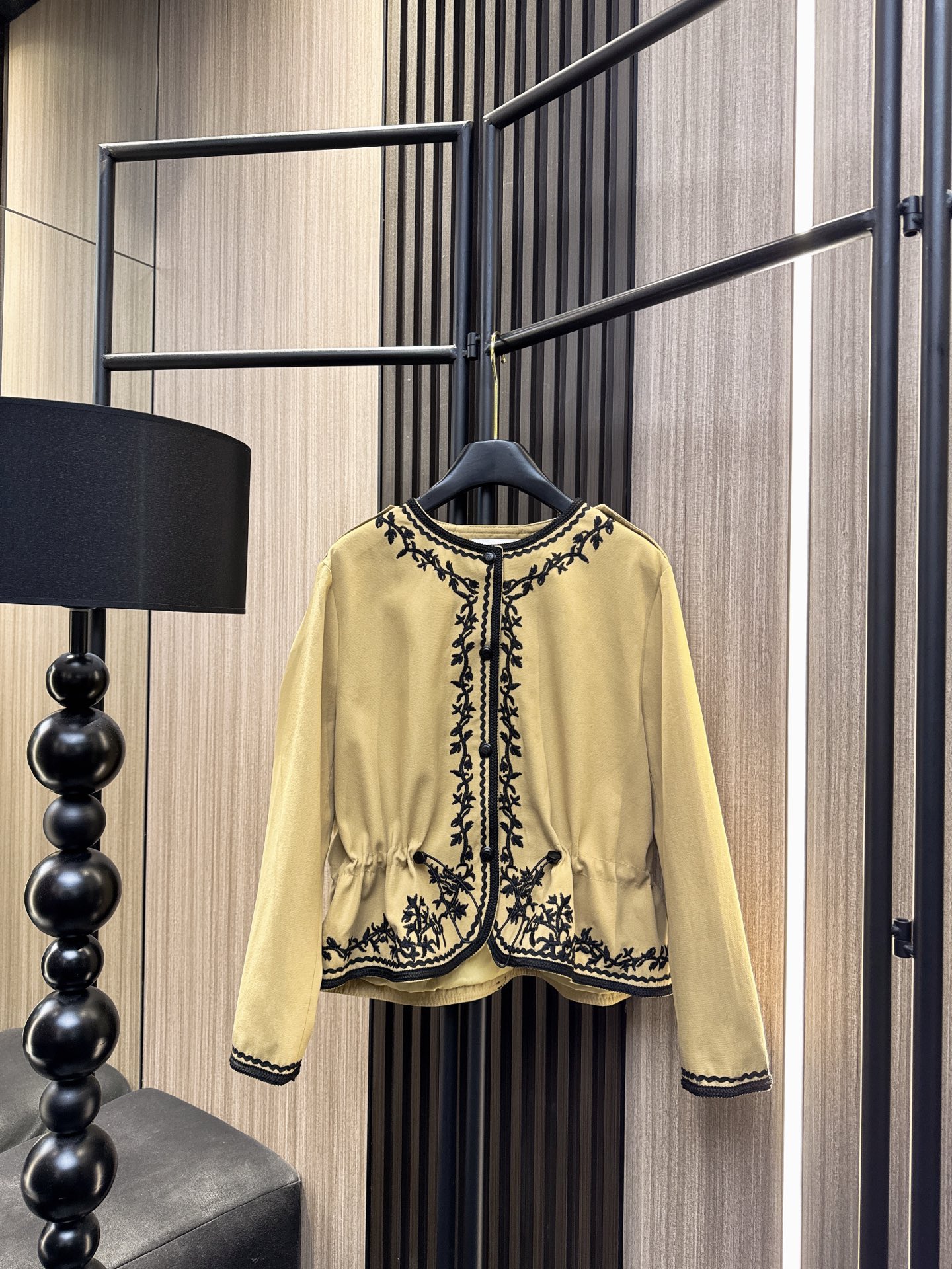 ✨✨✨伊莎贝尔✨✨✨2025秋冬新款💫 明线刺绣花边腰间抽绳圆领外套💫精选优质面料，精致刺绣细节，腰间抽