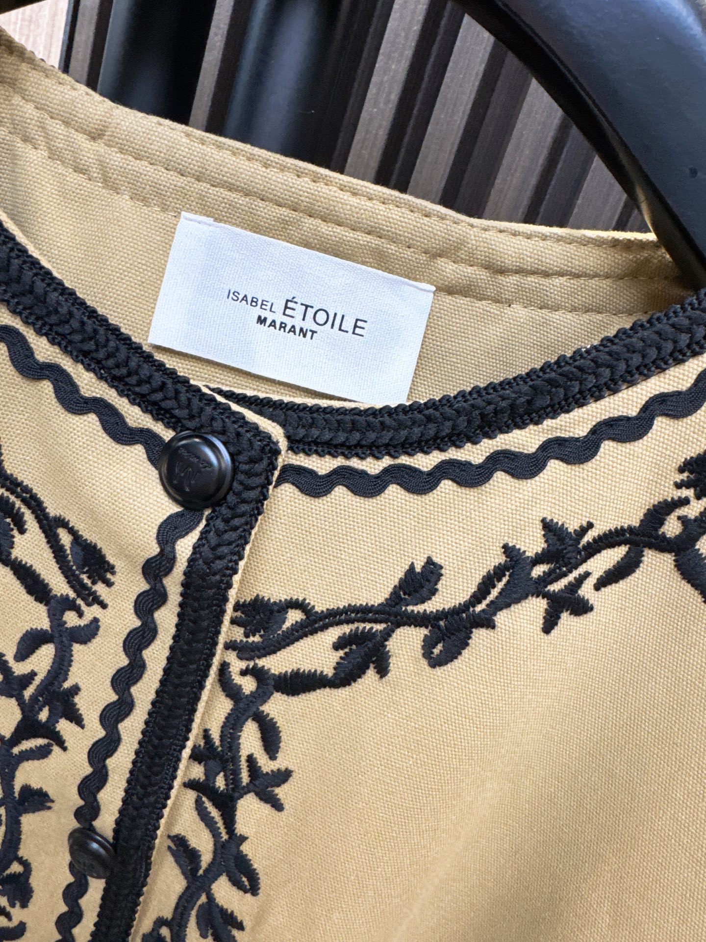 ✨✨✨伊莎贝尔✨✨✨2025秋冬新款💫 明线刺绣花边腰间抽绳圆领外套💫精选优质面料，精致刺绣细节，腰间抽