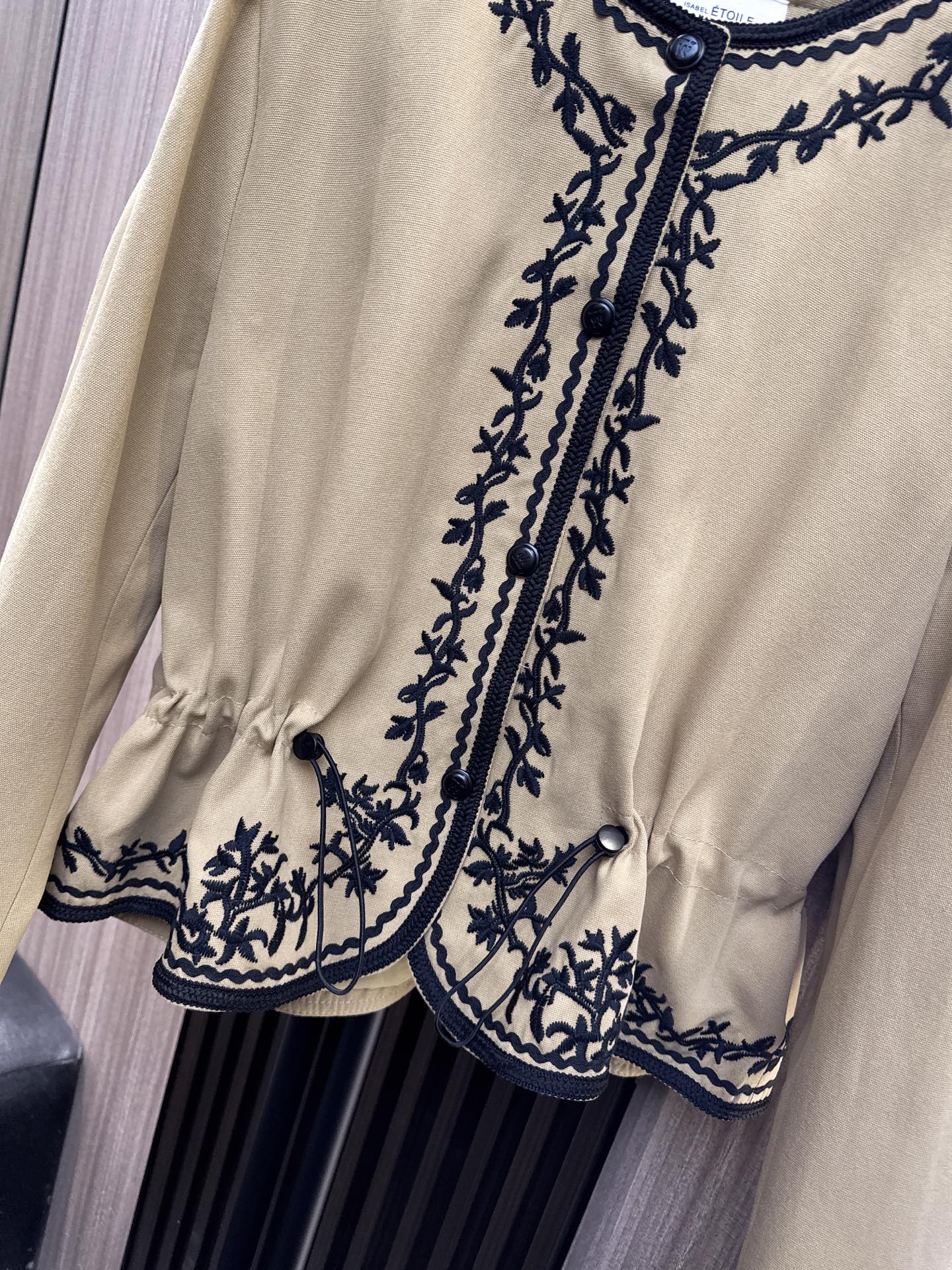 ✨✨✨伊莎贝尔✨✨✨2025秋冬新款💫 明线刺绣花边腰间抽绳圆领外套💫精选优质面料，精致刺绣细节，腰间抽