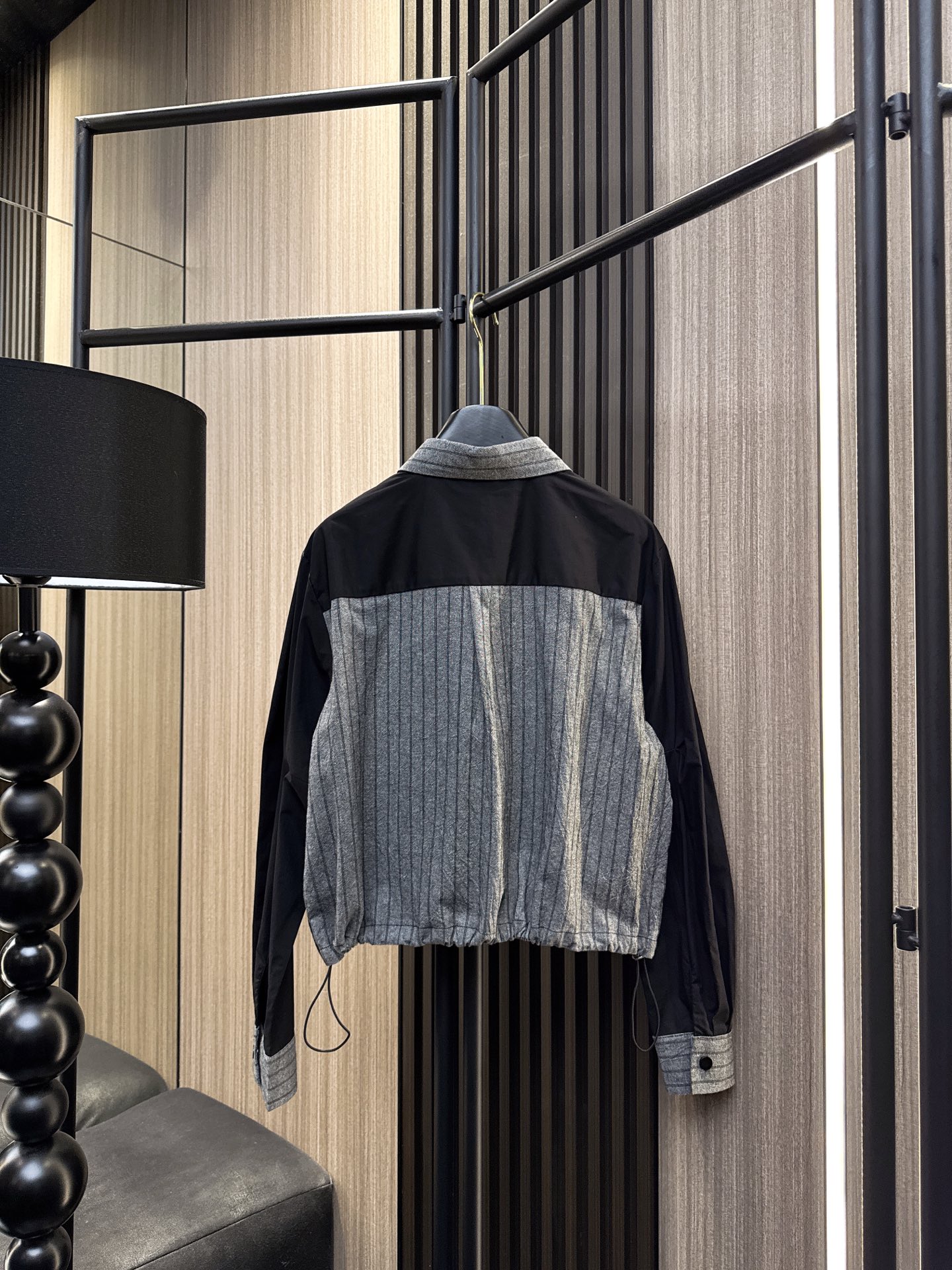 ✨✨✨玛吉拉✨✨✨2025秋冬新款💫 精致花边与大胆撞色拼接碰撞出独特时尚感，假两件设计轻松穿出层次美。