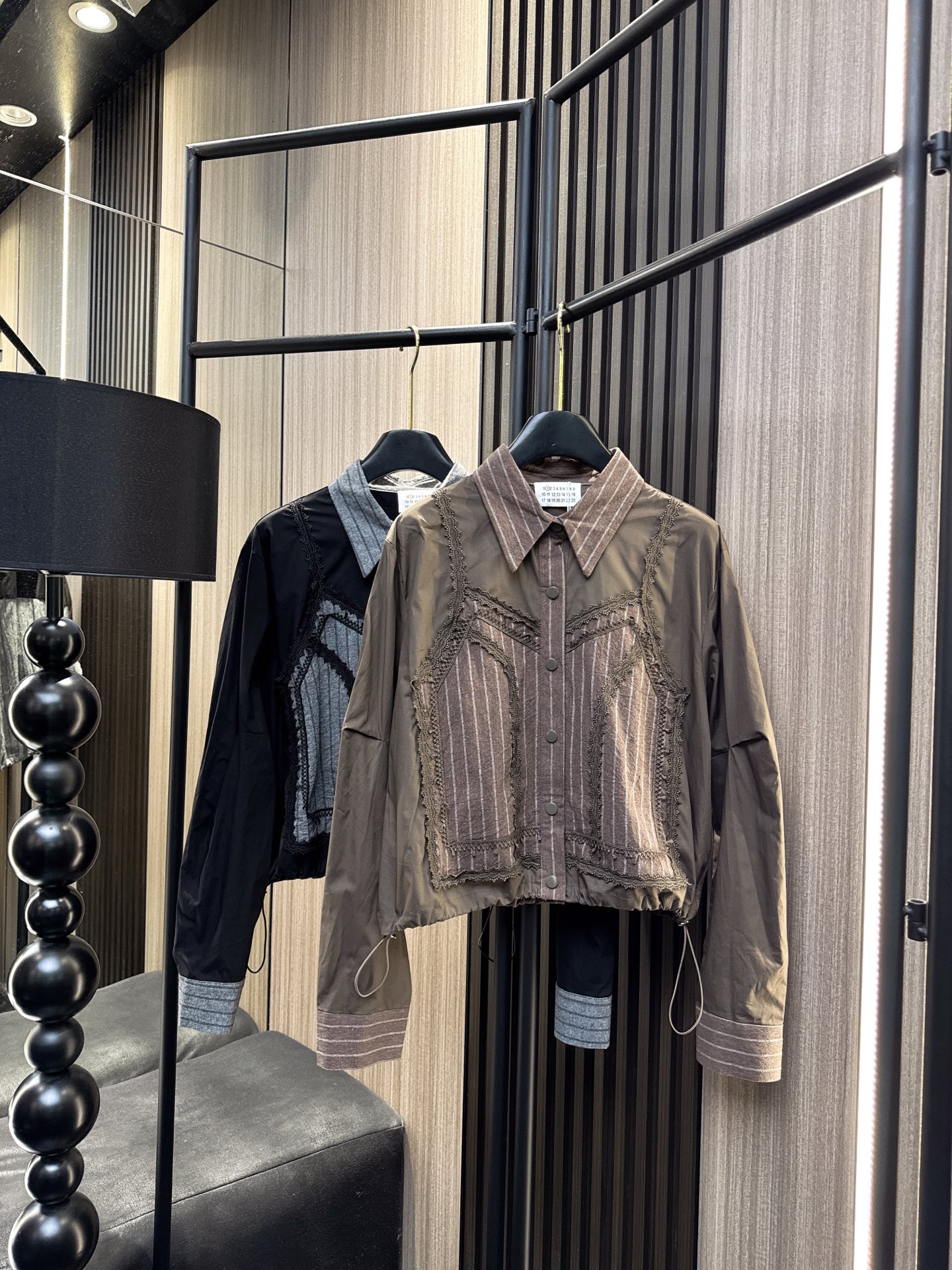 ✨✨✨玛吉拉✨✨✨2025秋冬新款💫 精致花边与大胆撞色拼接碰撞出独特时尚感，假两件设计轻松穿出层次美。