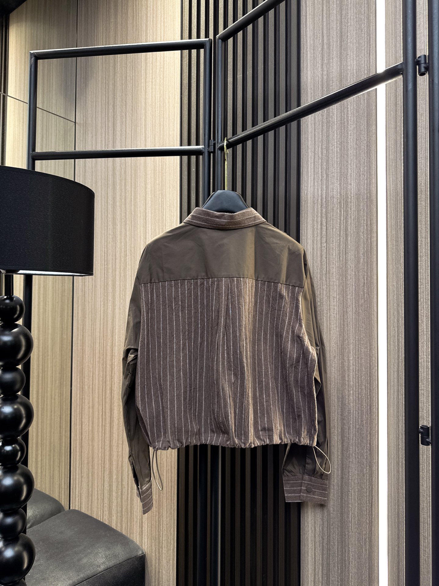 ✨✨✨玛吉拉✨✨✨2025秋冬新款💫 精致花边与大胆撞色拼接碰撞出独特时尚感，假两件设计轻松穿出层次美。