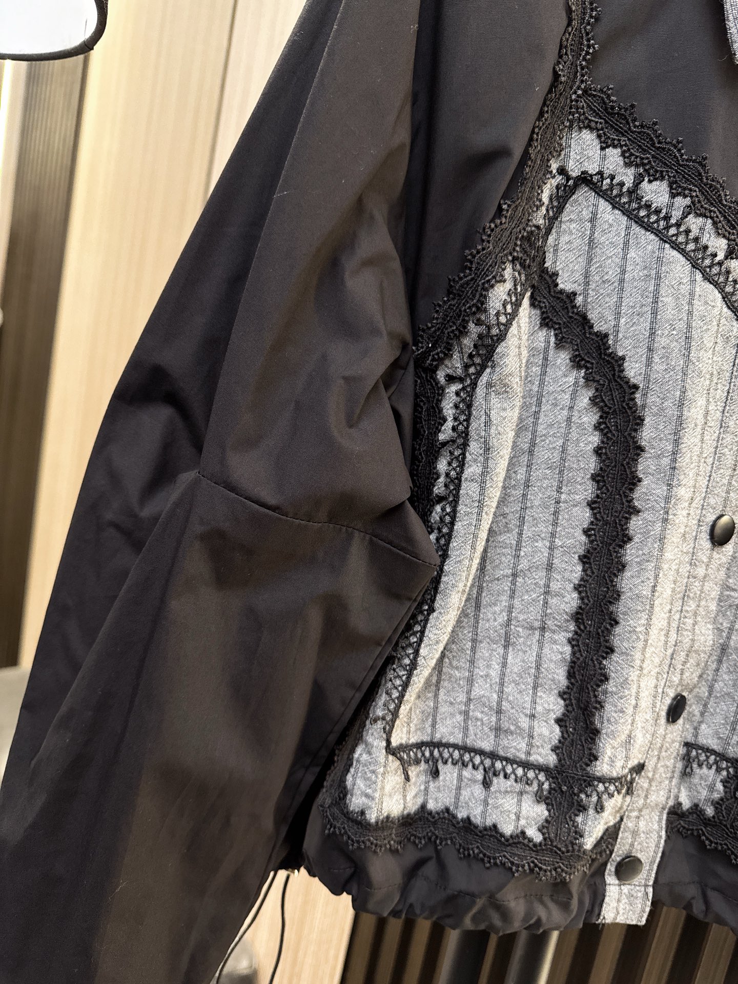 ✨✨✨玛吉拉✨✨✨2025秋冬新款💫 精致花边与大胆撞色拼接碰撞出独特时尚感，假两件设计轻松穿出层次美。