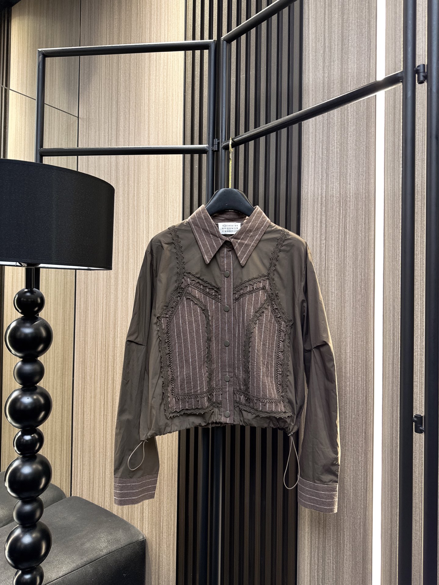 ✨✨✨玛吉拉✨✨✨2025秋冬新款💫 精致花边与大胆撞色拼接碰撞出独特时尚感，假两件设计轻松穿出层次美。