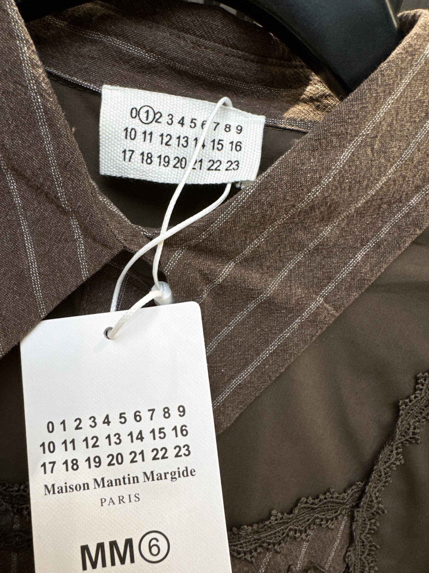 ✨✨✨玛吉拉✨✨✨2025秋冬新款💫 精致花边与大胆撞色拼接碰撞出独特时尚感，假两件设计轻松穿出层次美。