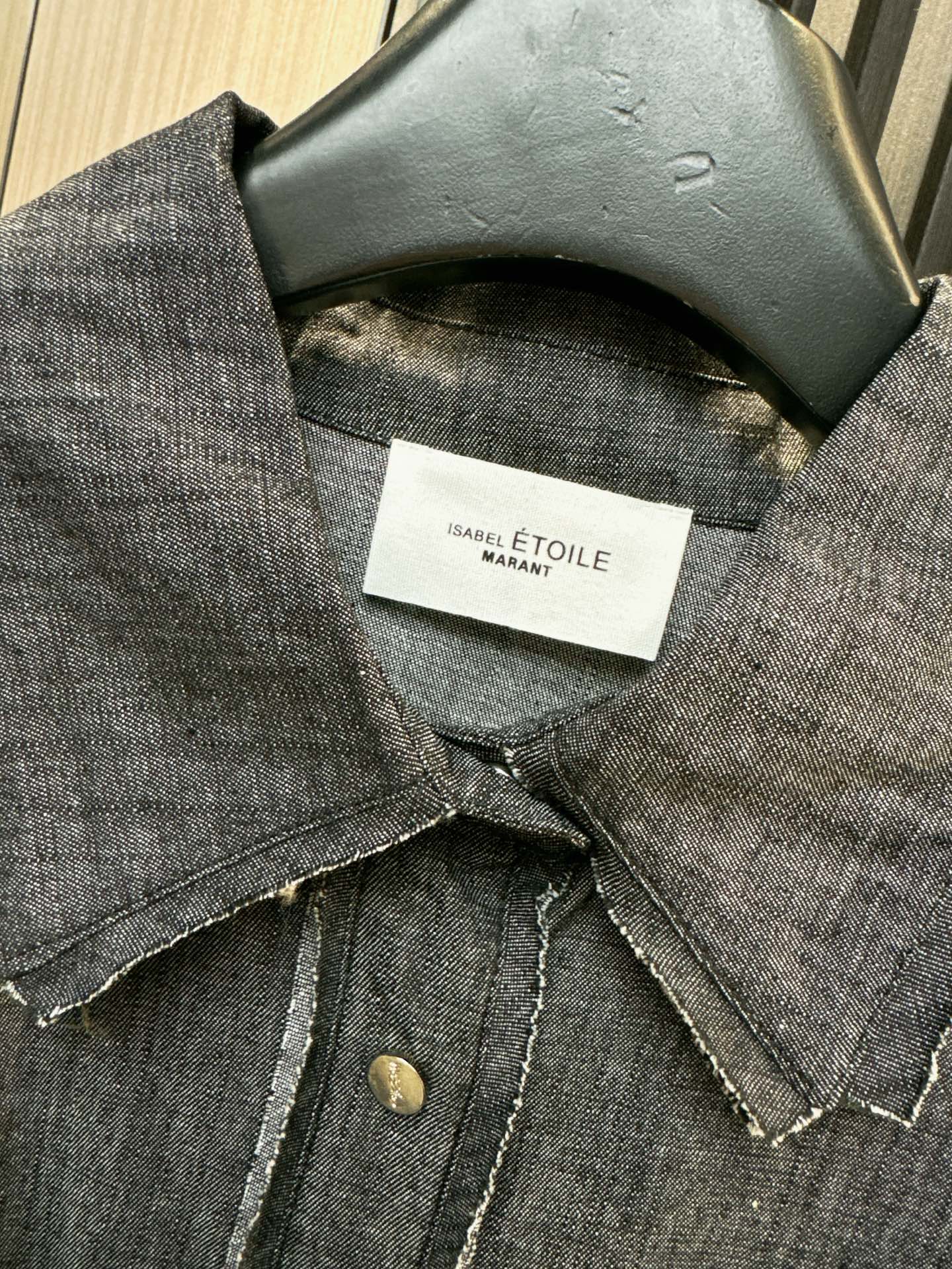 ✨✨✨伊莎贝尔✨✨✨2025秋冬新款💫 提花袖拼接牛仔长袖上衣🔥 独特提花袖设计+经典牛仔拼接，百搭显瘦