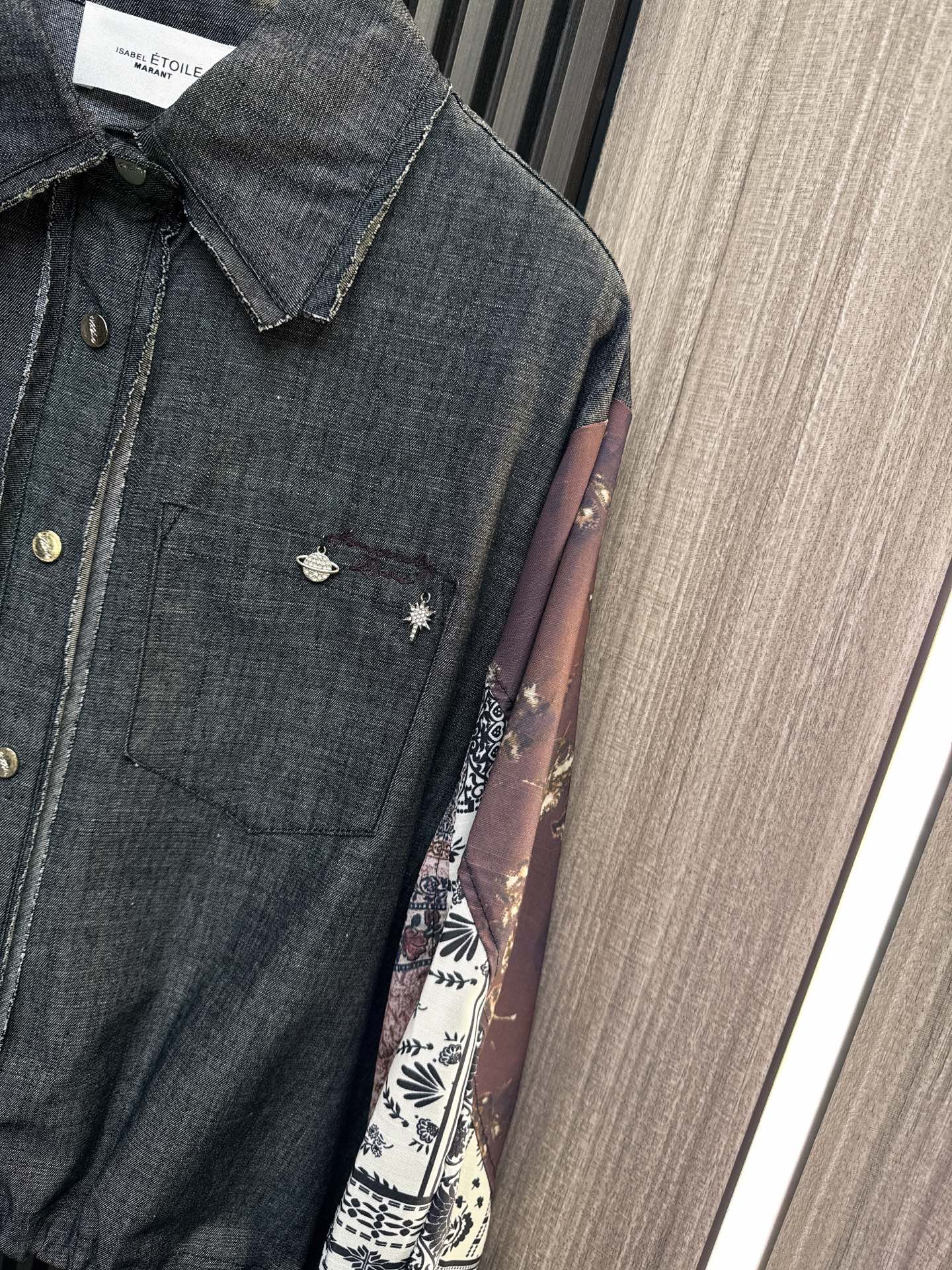 ✨✨✨伊莎贝尔✨✨✨2025秋冬新款💫 提花袖拼接牛仔长袖上衣🔥 独特提花袖设计+经典牛仔拼接，百搭显瘦