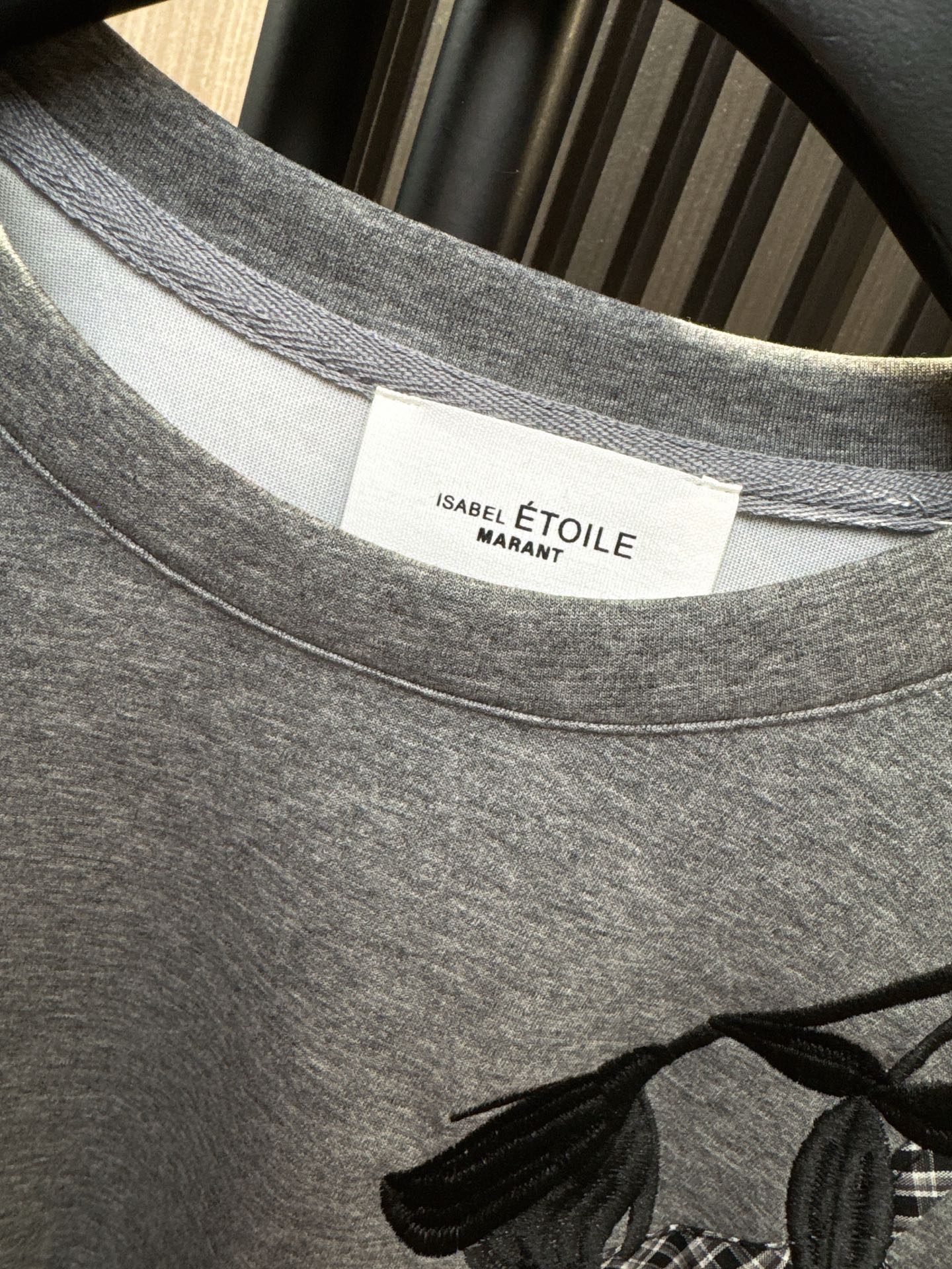 ✨✨✨伊莎贝尔✨✨✨2025秋冬新款💫 这款撞色格子拼接玫瑰刺绣网纱袖卫衣，以独特的设计诠释时尚态度！精