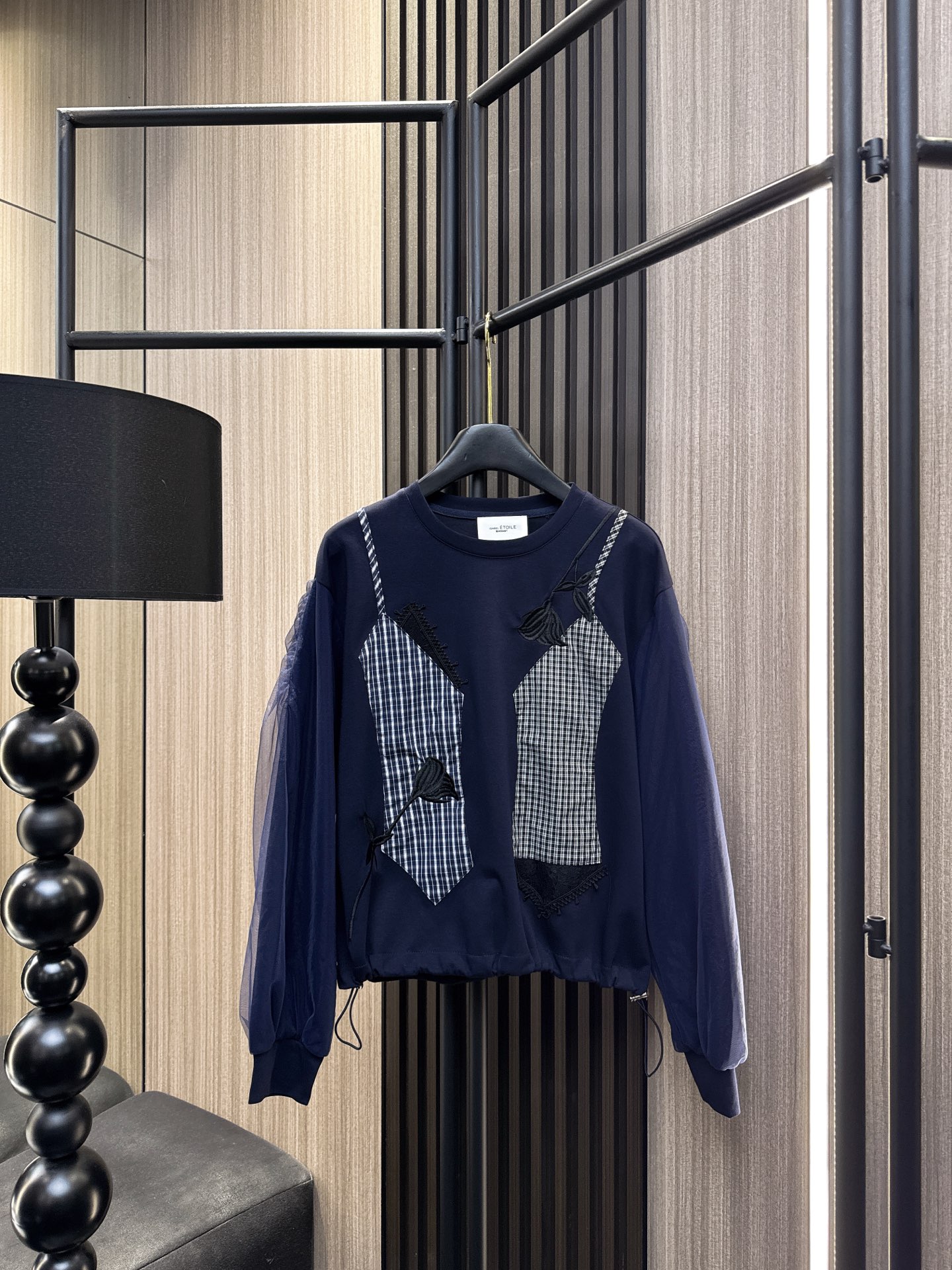 ✨✨✨伊莎贝尔✨✨✨2025秋冬新款💫 这款撞色格子拼接玫瑰刺绣网纱袖卫衣，以独特的设计诠释时尚态度！精