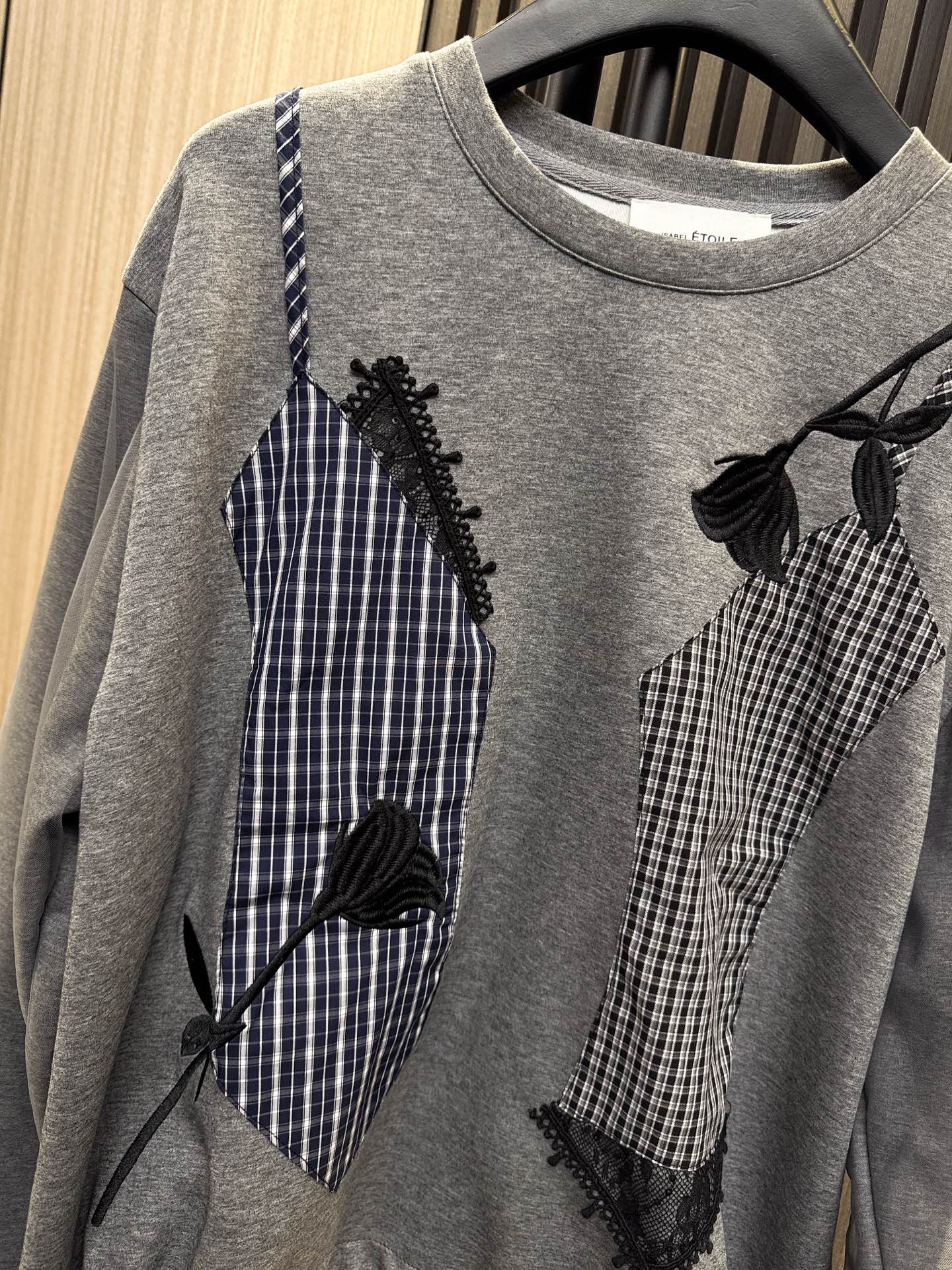 ✨✨✨伊莎贝尔✨✨✨2025秋冬新款💫 这款撞色格子拼接玫瑰刺绣网纱袖卫衣，以独特的设计诠释时尚态度！精