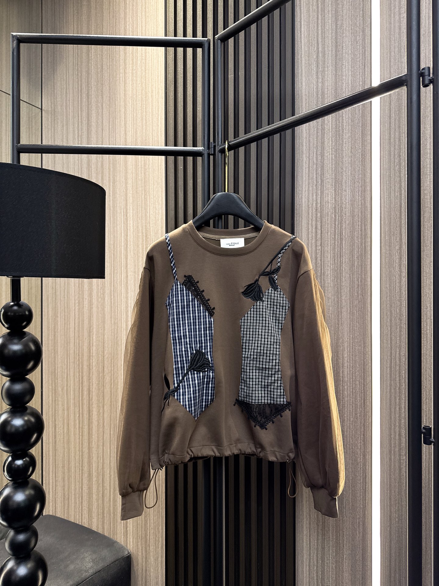 ✨✨✨伊莎贝尔✨✨✨2025秋冬新款💫 这款撞色格子拼接玫瑰刺绣网纱袖卫衣，以独特的设计诠释时尚态度！精