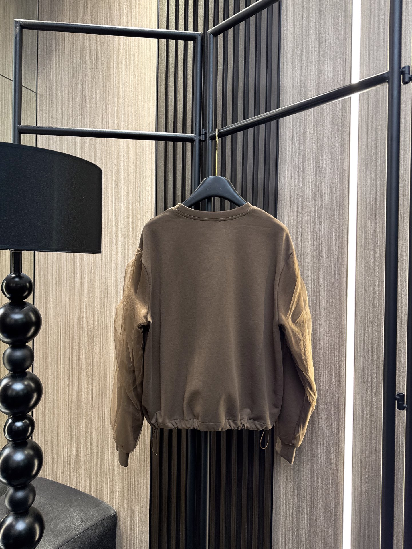 ✨✨✨伊莎贝尔✨✨✨2025秋冬新款💫 这款撞色格子拼接玫瑰刺绣网纱袖卫衣，以独特的设计诠释时尚态度！精