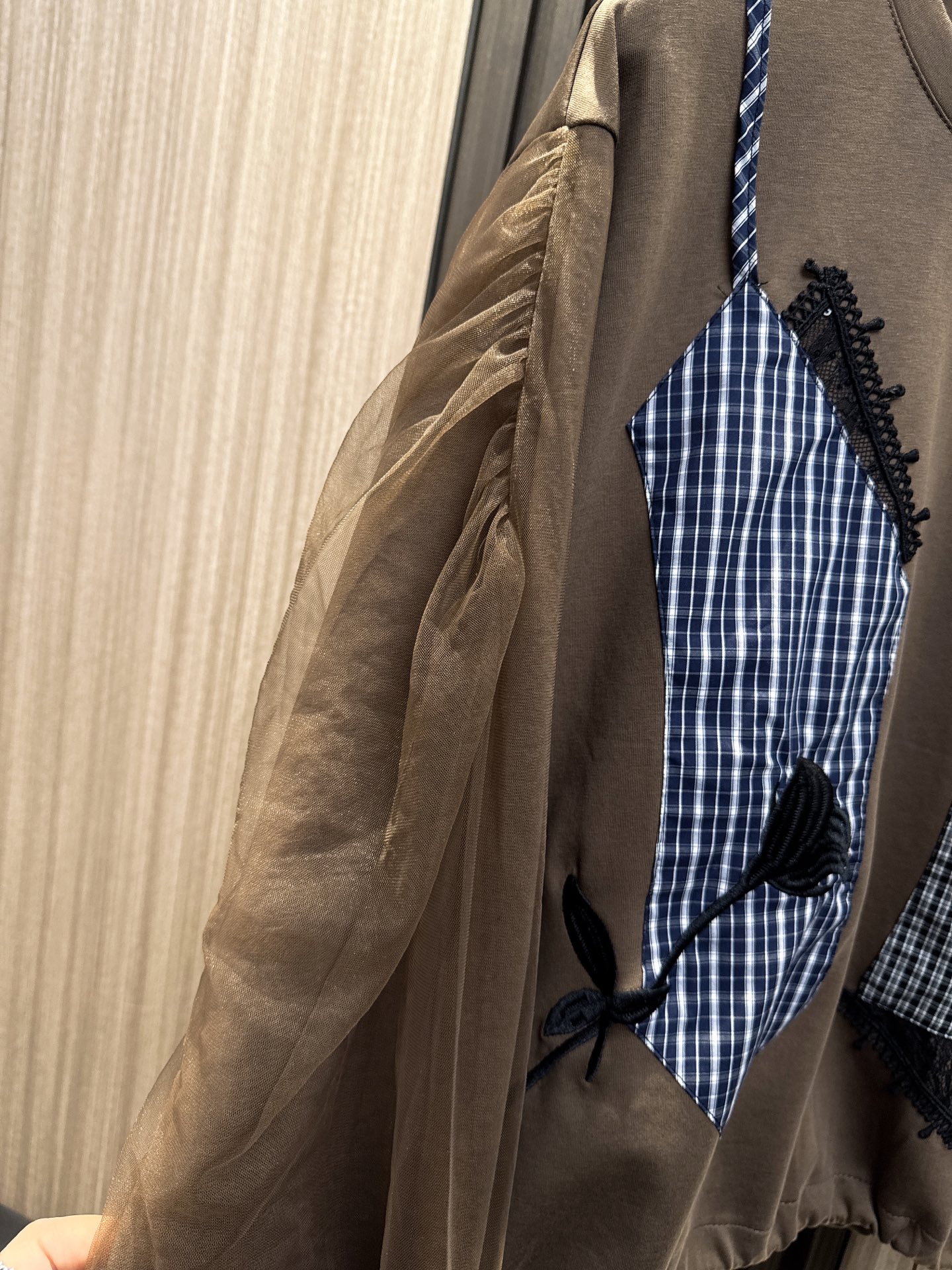 ✨✨✨伊莎贝尔✨✨✨2025秋冬新款💫 这款撞色格子拼接玫瑰刺绣网纱袖卫衣，以独特的设计诠释时尚态度！精