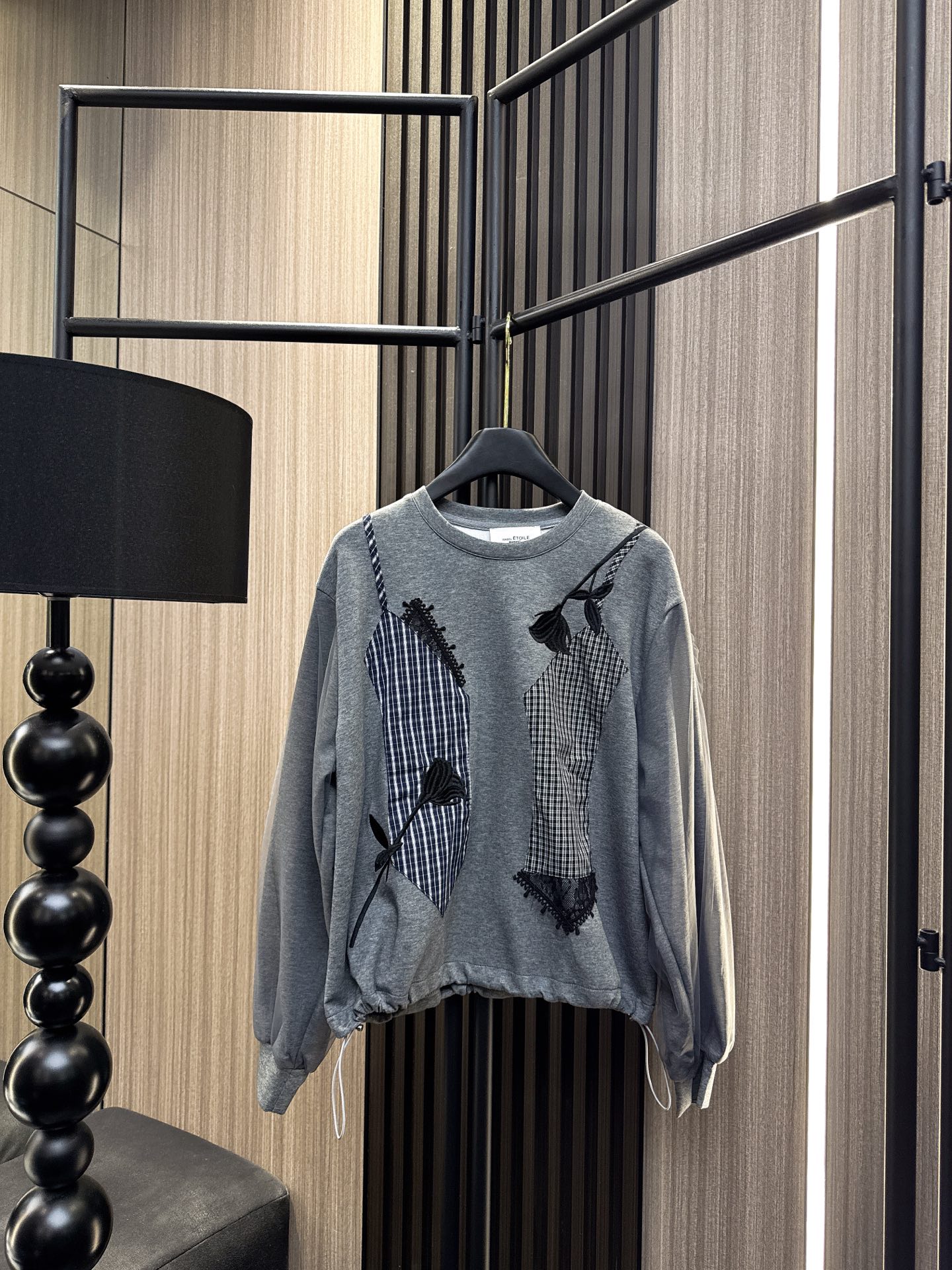 ✨✨✨伊莎贝尔✨✨✨2025秋冬新款💫 这款撞色格子拼接玫瑰刺绣网纱袖卫衣，以独特的设计诠释时尚态度！精