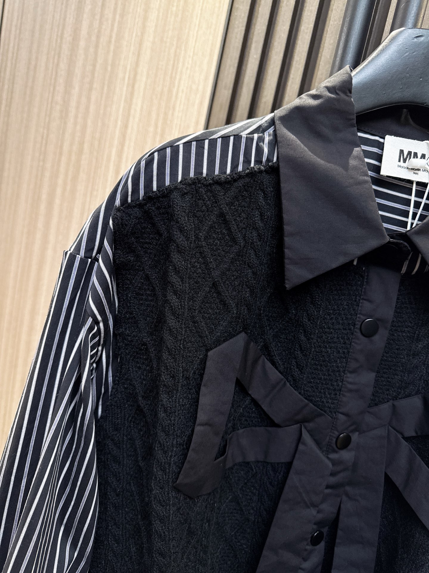 ✨✨✨MM6✨✨✨2025秋冬新款💫 70%羊毛+30%棉混纺！立体蝴蝶结格子衬衫拼接假两件上衣重磅上市