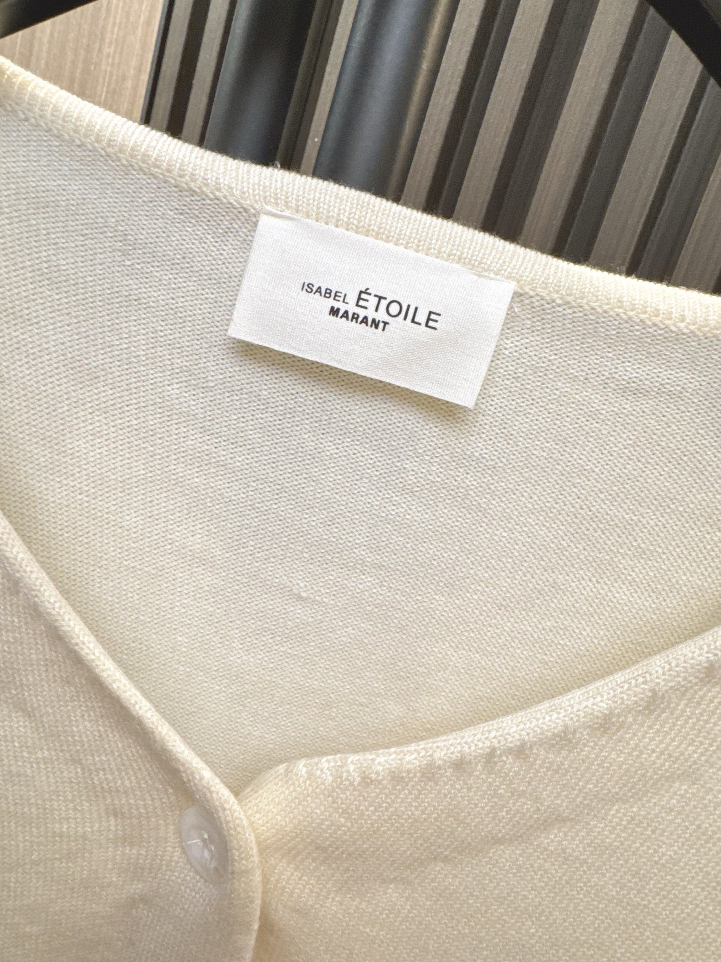 ✨✨✨伊莎贝尔✨✨✨2025秋冬新款【70%羊毛+30%棉】秋冬必备！轻盈保暖蕾丝拼接V领上衣，温柔显瘦