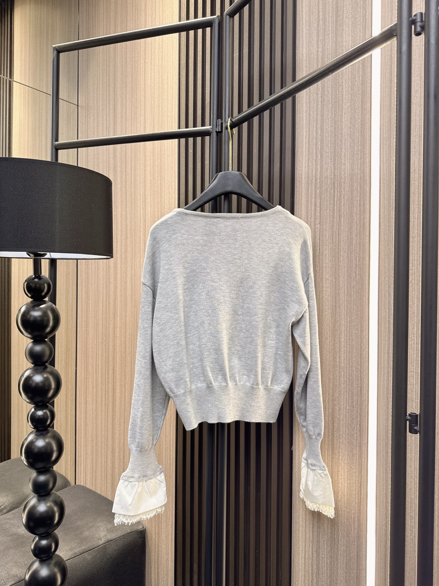 ✨✨✨伊莎贝尔✨✨✨2025秋冬新款【70%羊毛+30%棉】秋冬必备！轻盈保暖蕾丝拼接V领上衣，温柔显瘦