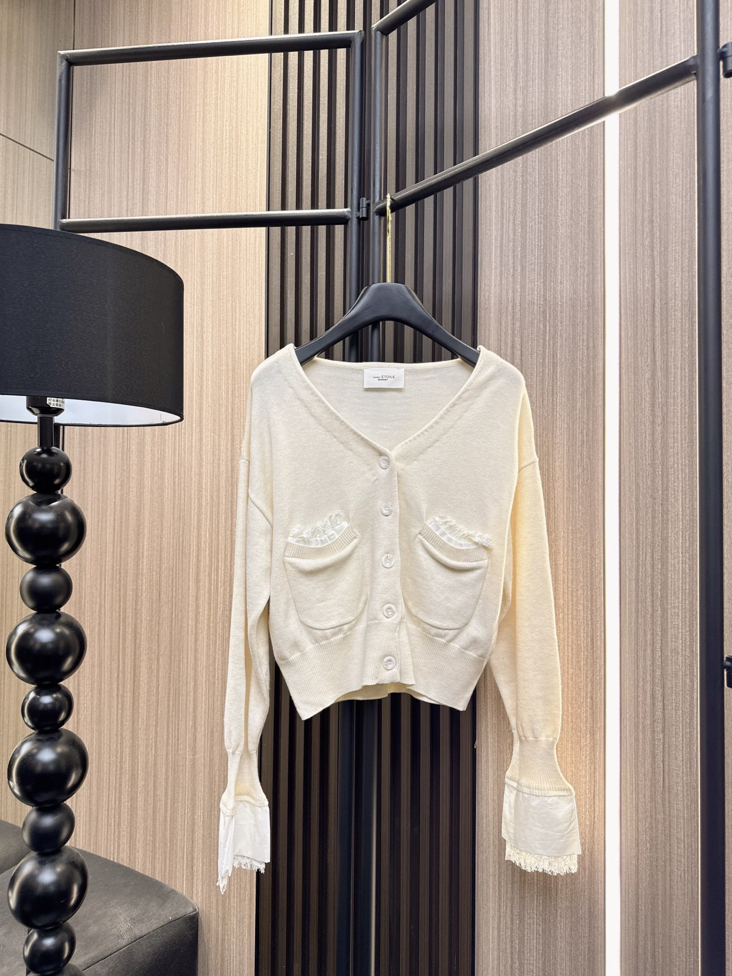 ✨✨✨伊莎贝尔✨✨✨2025秋冬新款【70%羊毛+30%棉】秋冬必备！轻盈保暖蕾丝拼接V领上衣，温柔显瘦