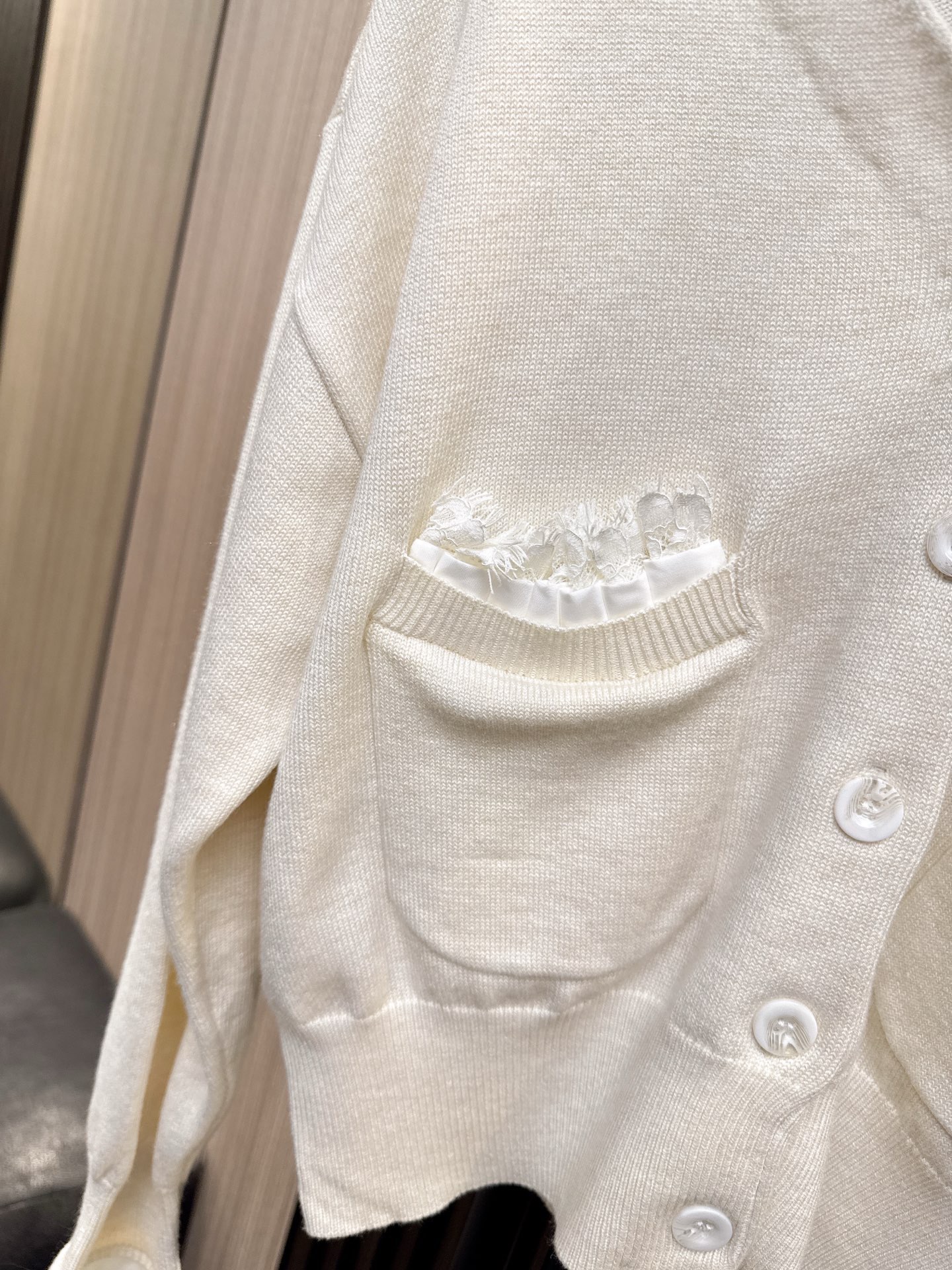 ✨✨✨伊莎贝尔✨✨✨2025秋冬新款【70%羊毛+30%棉】秋冬必备！轻盈保暖蕾丝拼接V领上衣，温柔显瘦