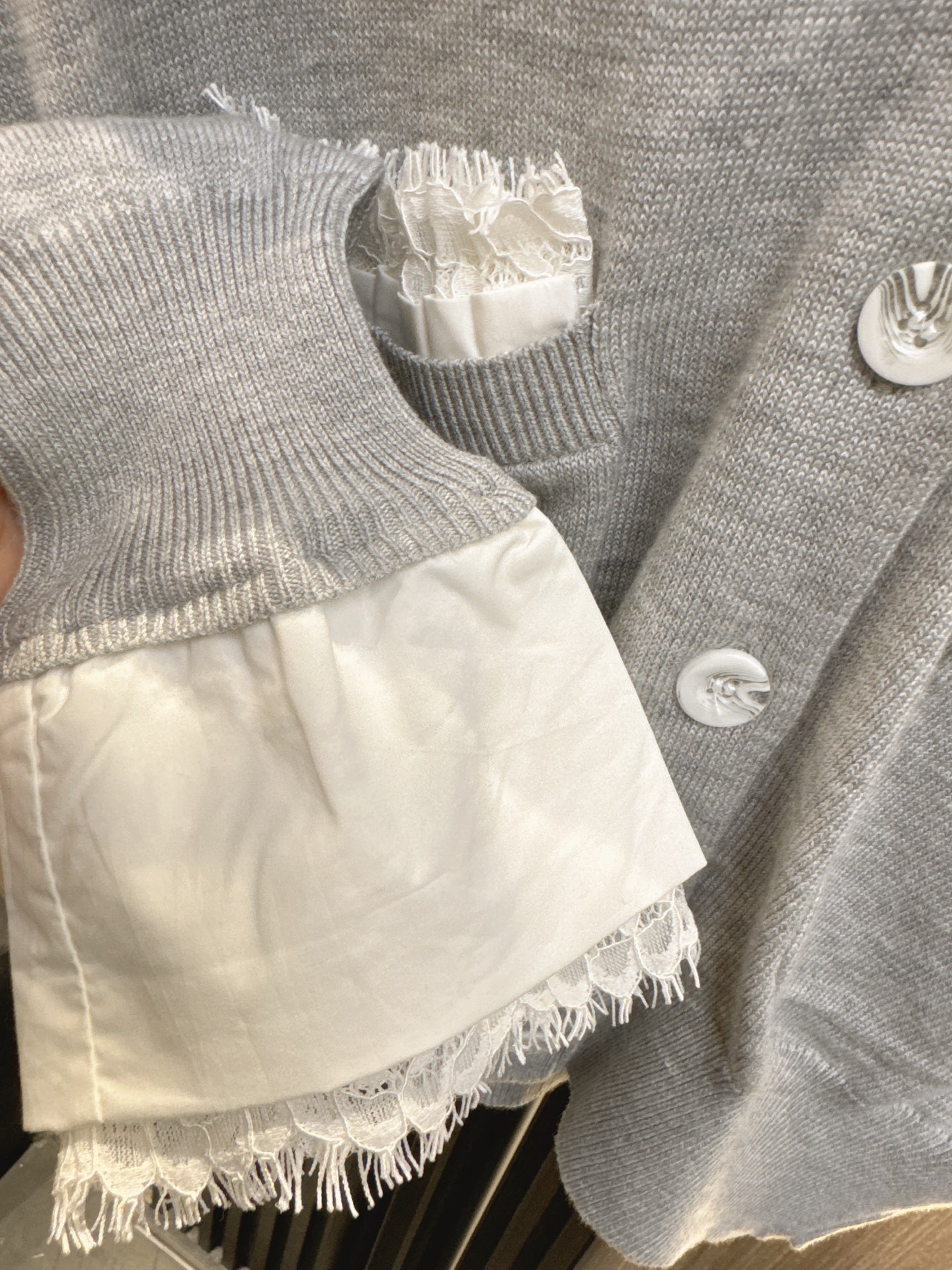 ✨✨✨伊莎贝尔✨✨✨2025秋冬新款【70%羊毛+30%棉】秋冬必备！轻盈保暖蕾丝拼接V领上衣，温柔显瘦