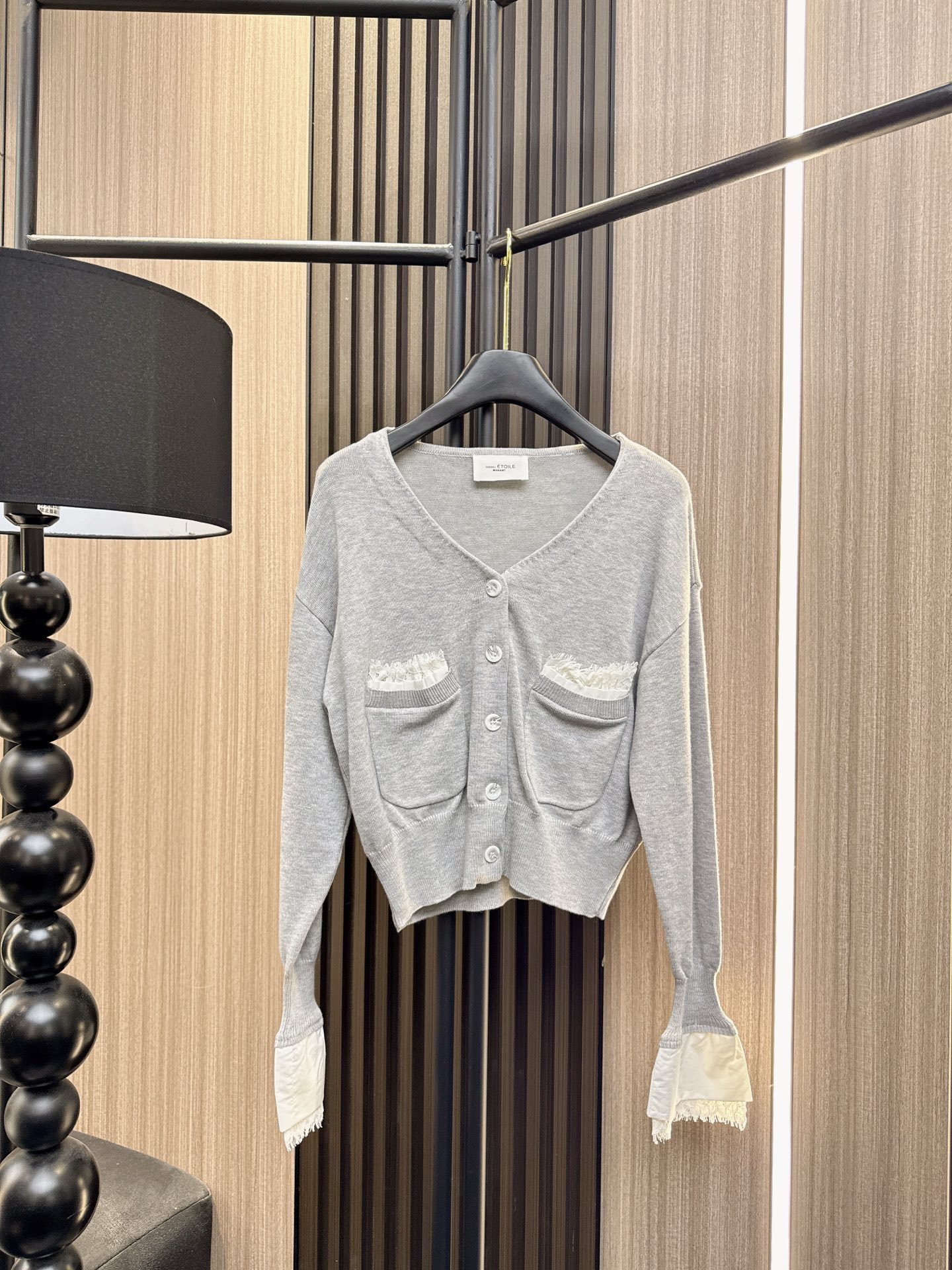 ✨✨✨伊莎贝尔✨✨✨2025秋冬新款【70%羊毛+30%棉】秋冬必备！轻盈保暖蕾丝拼接V领上衣，温柔显瘦