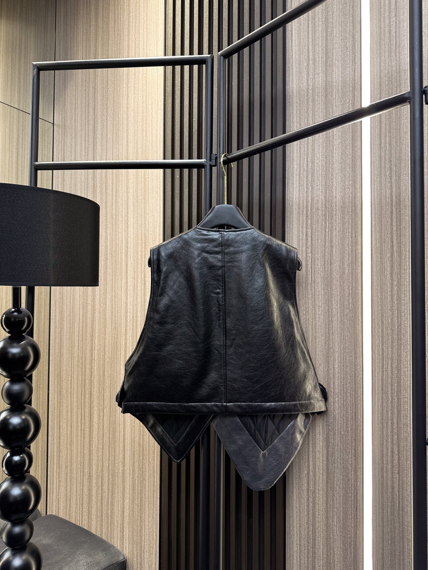 ✨✨✨LOEWE✨✨✨2025秋冬新款💫PU叠层设计马夹全新上市！独特倒三角下摆剪裁，尽显都市女性摩登魅