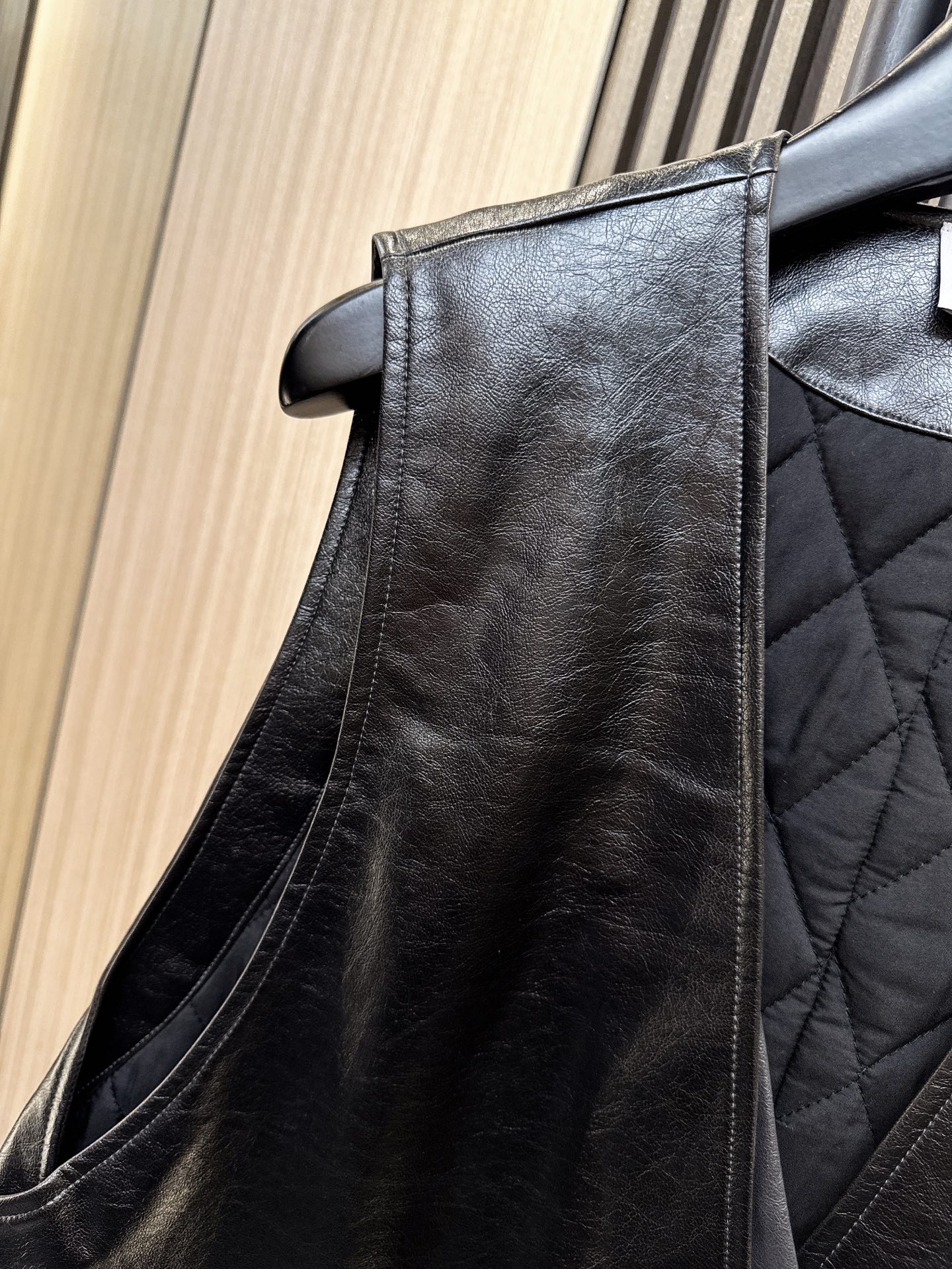 ✨✨✨LOEWE✨✨✨2025秋冬新款💫PU叠层设计马夹全新上市！独特倒三角下摆剪裁，尽显都市女性摩登魅